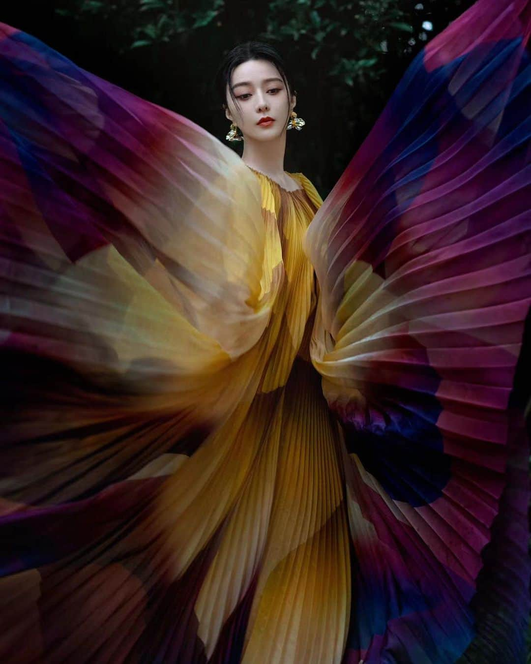 Iris Van Herpeのインスタグラム：「@BingBing_Fan gracefully embodying the Shift Souls cape dress during the Virgo 15th Anniversary fashion event.  #irisvanherpen #hautecouture #fanbingbing」