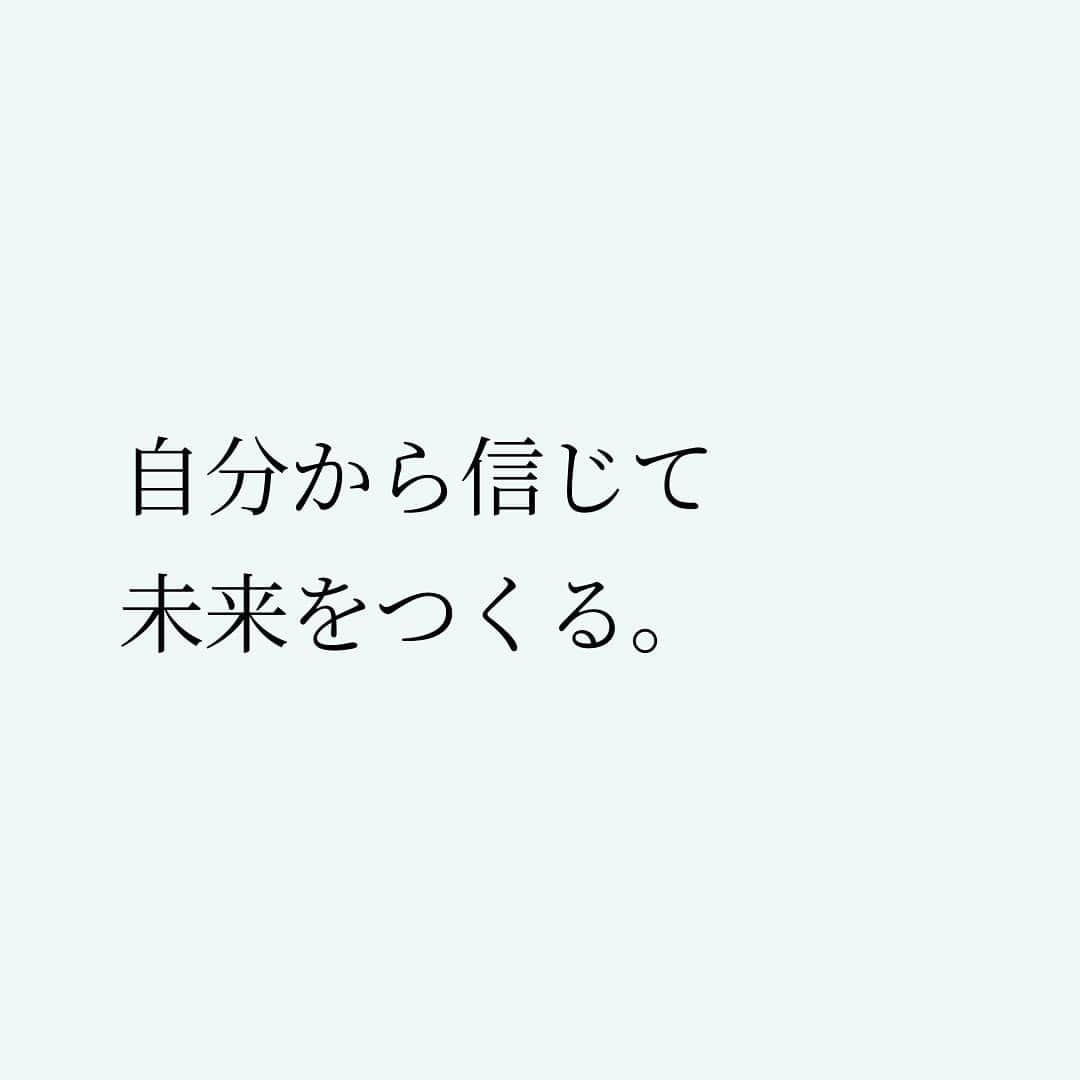 Takumi Kawaharaさんのインスタグラム写真 - (Takumi KawaharaInstagram)「【 お金を貯めるのは 】   お金を貯めるのは 人を信用してないから。   お金が投資できないのは 未来に期待していないから。   お金の本質をついた言葉たちに 感動しきりだった昨晩。     お金使おう。 投資しよう。   自分から信じて未来をつくる。       ＿＿＿＿＿＿＿＿＿＿＿   川原卓巳 × 西野亮廣 ここまで喋っちゃっていいんですか？ 人生を劇的に変える 『夢と金のリアル』   川原卓巳のYouTubeにて無料版 公開中！ 対談動画購入権も大好評販売中！   ご購入は川原卓巳の公式LINEへ プロフィール欄のURLからアクセス頂けます。 @takumi.kwhr     #プロデューサー #プロデュース #セルフプロデュース」9月13日 21時23分 - takumi.kwhr