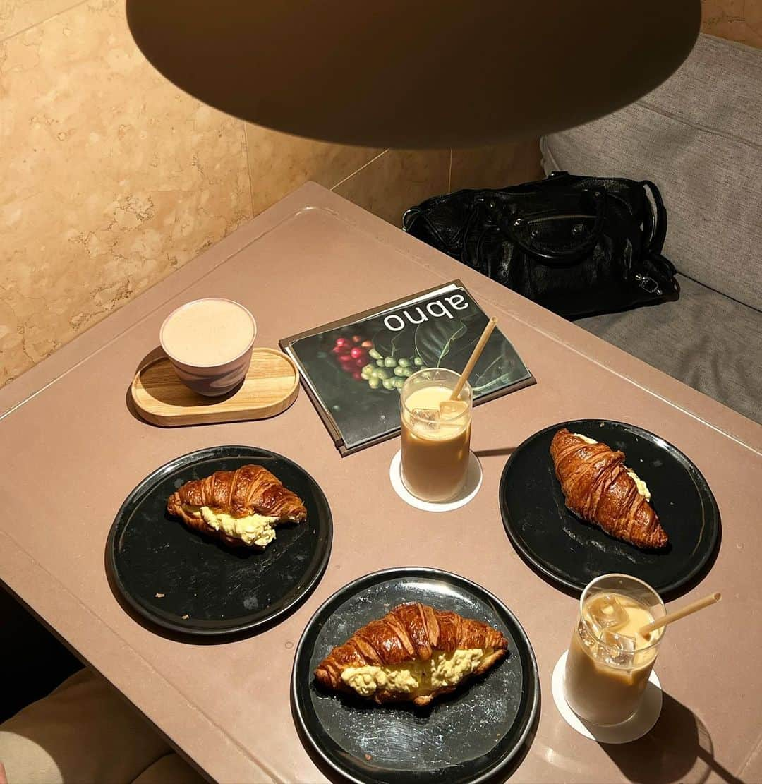 岡本麻佑のインスタグラム：「. ホテルに入っていたカフェで朝ごはん🥐🧡夜はバーにもなるみたいです🍸🌙とってもオシャ空間でした😮‍💨🤍」