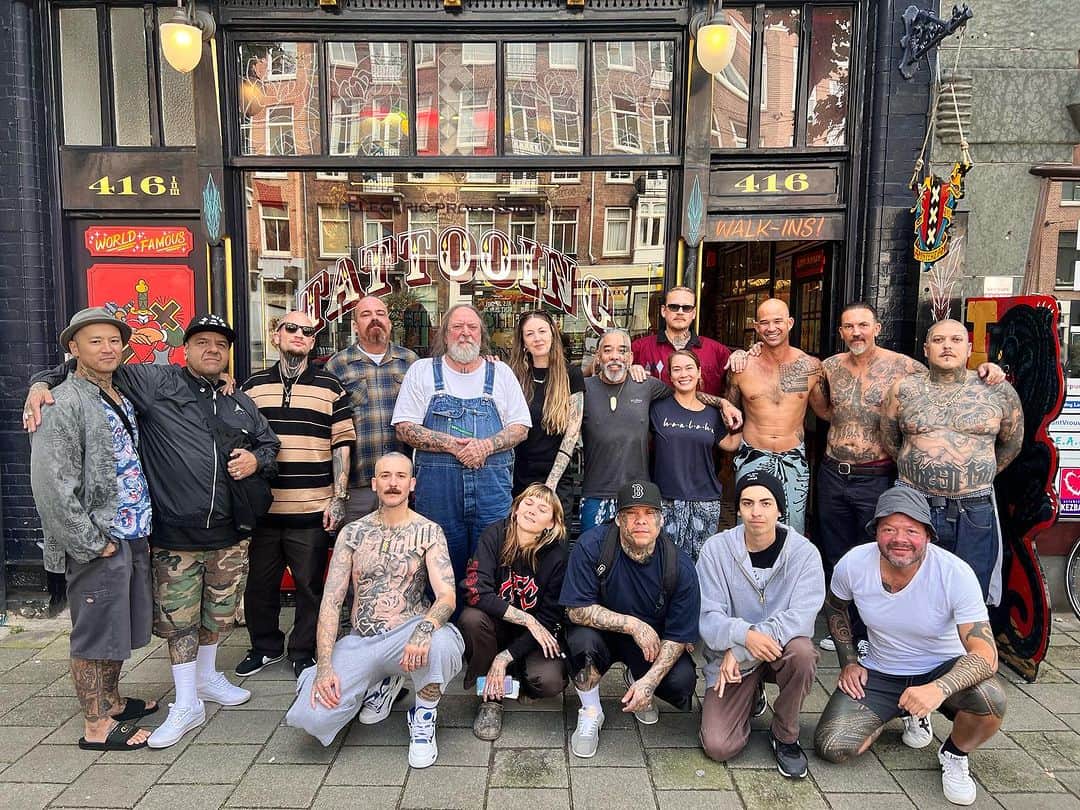 アムステルダム・タトゥー・ミュージアムのインスタグラム：「A good day at the shop# @cryptictattoo #CarlosMacias @elfranco___  @tattoosbycrypticjoe5 @yiyo_ig @black_easel_tattoo #tygoveldhoen#morrisonschiffmacher #texasschiffmacher #royalpeacock#ushisan#」