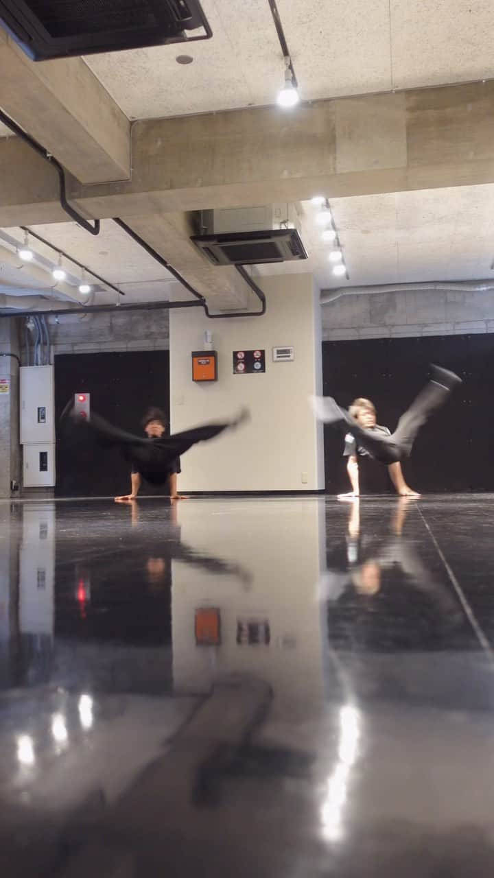 asukaのインスタグラム：「.  Our soft transitions ②⚡️  @shotatakasawa x @bboy_asuka    #dance #breaking #breakdance #bboy #powermove #powermoves #acrobatics #tricking #parkour #gymnastics #movement #capoeira #ブレイキン #超人」