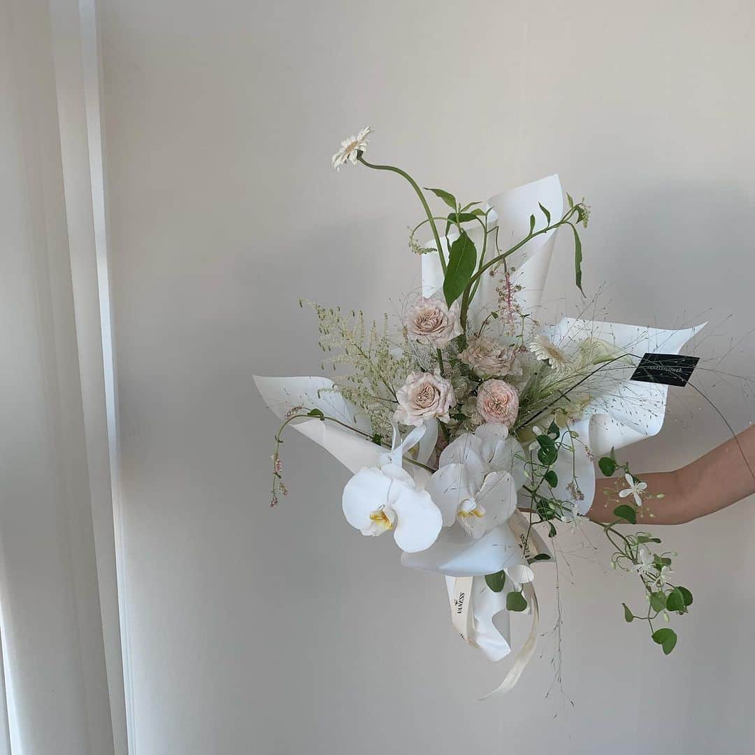플로리스트 이주연 florist Lee Ju Yeonのインスタグラム：「. . Hongkong class in Vaness Day2 Handtied class 🤍🩶🤍 . @honeycombgleam @phylifleur  @penpenpennnie  @bloomyland.florist  @keitinchuuuu  . 바네스플라워 VANESS FLOWER . Katalk ID vaness52 E-mail vanessflower@naver.com . Paypal payment possible . 서울시 중구 청파로464 브라운스톤서울 101동2806호 📞02-545-6813」