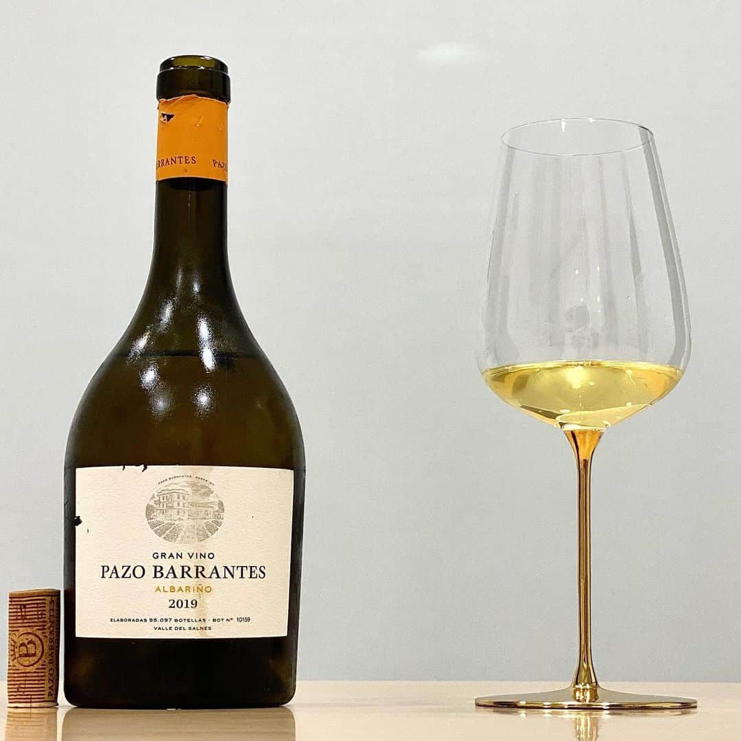 エンリケ・ソラ・クレメンテさんのインスタグラム写真 - (エンリケ・ソラ・クレメンテInstagram)「Gran Vino Pazo Barrantes 2019 de Bodega Pazo de Barrantes, DO Rías Baixas. Albariño que procede de la finca Pazo Barrantes, de 12 hectáreas divididas en 8 pagos diferenciados y situada alrededor de la bodega, de suelo granítico, con arena en la superficie y la media de edad del viñedo es de 30 años. Fermenta en depósitos de acero inoxidable donde permanece 2 meses con sus lías finas, para después criarse durante 7 meses en depósitos de acero inoxidable, un 15% en barrica de madera de acacia y 16 meses en botella. Elegante, sabroso, fresco y largo. Degustado en Eisch Allroundglas ESSENCA SENSISPLUS GOLD EDITION fruity & aromatic. Pazo de Barrantes hunde sus raíces en 1511 y, desde entonces, ha estado vinculado a la familia Cebrián-Sagarriga y a la incansable búsqueda de la excelencia. En 1989, don Vicente Cebrián-Sagarriga, décimo Conde de Creixell y padre de los actuales propietarios, elaboró el primer Pazo Barrantes, fruto de un terruño de extraordinaria calidad y de una elaboración meticulosa y equilibrada, que refleja la máxima singularidad y expresividad de la Albariño. Con idéntica filosofía que Marqués de Murrieta, esto es crear vinos de finca que muestren la personalidad y el carácter del terruño del que proceden, la bodega se erige junto al pazo homónimo, a orillas del río Umia, en la localidad costera de Barrantes (Pontevedra).  Este histórico pazo se encuentra en las Rías Baixas, en la subzona del valle del Salnés, y está rodeado por 12 hectáreas de viñedo propio. Los suelos son arenosos, predominantemente graníticos y con muy buen drenaje, por lo que transmiten un carácter mineral a los vinos. Toda la finca está prácticamente al nivel del mar y con una orientación este-oeste. En definitiva, un terroir inigualable bendecido con un singular microclima al que familia y equipo destinan diariamente el esfuerzo, cariño, conocimientos expertos y pasión de una familia comprometida con un gran proyecto.  ———————————————  #wine #winelover #winetasting #winetime #winery #winestagram #redwine #wineoclock #foodandwine #instawine #winelife #wineporn #marquesdemurrieta #champagne #winenot #winetour #sommelier #pazobarrantes #riasbaixas #albariño」9月13日 21時28分 - kike_sola