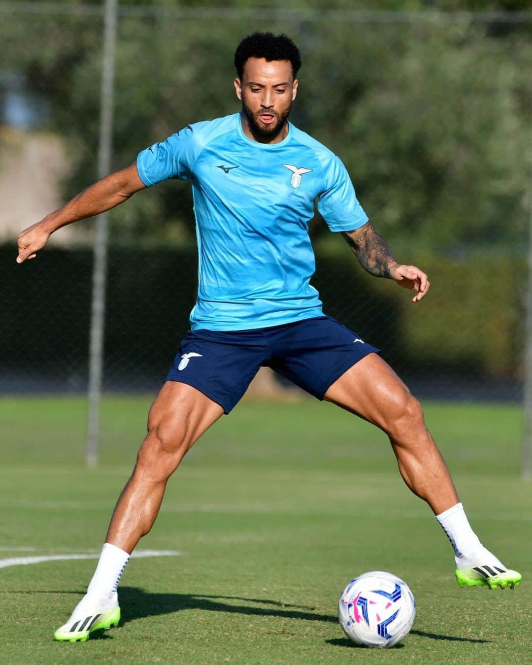 フェリペ・アンデルソン・ペレイラ・ゴメスのインスタグラム：「A vontade de se preparar para vencer deve ser grande! 💙⚽️🙌🏽」