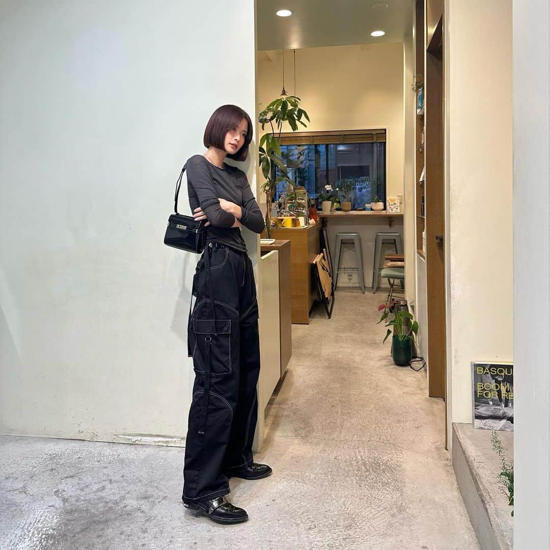 横田ひかるのインスタグラム：「有能なカーゴパンツ✌︎♥︎  シルエットも綺麗で ポケットやステッチのディテールもお気に入り~  オールブラック可愛い✌︎♥︎  #ヨコタノシフク」