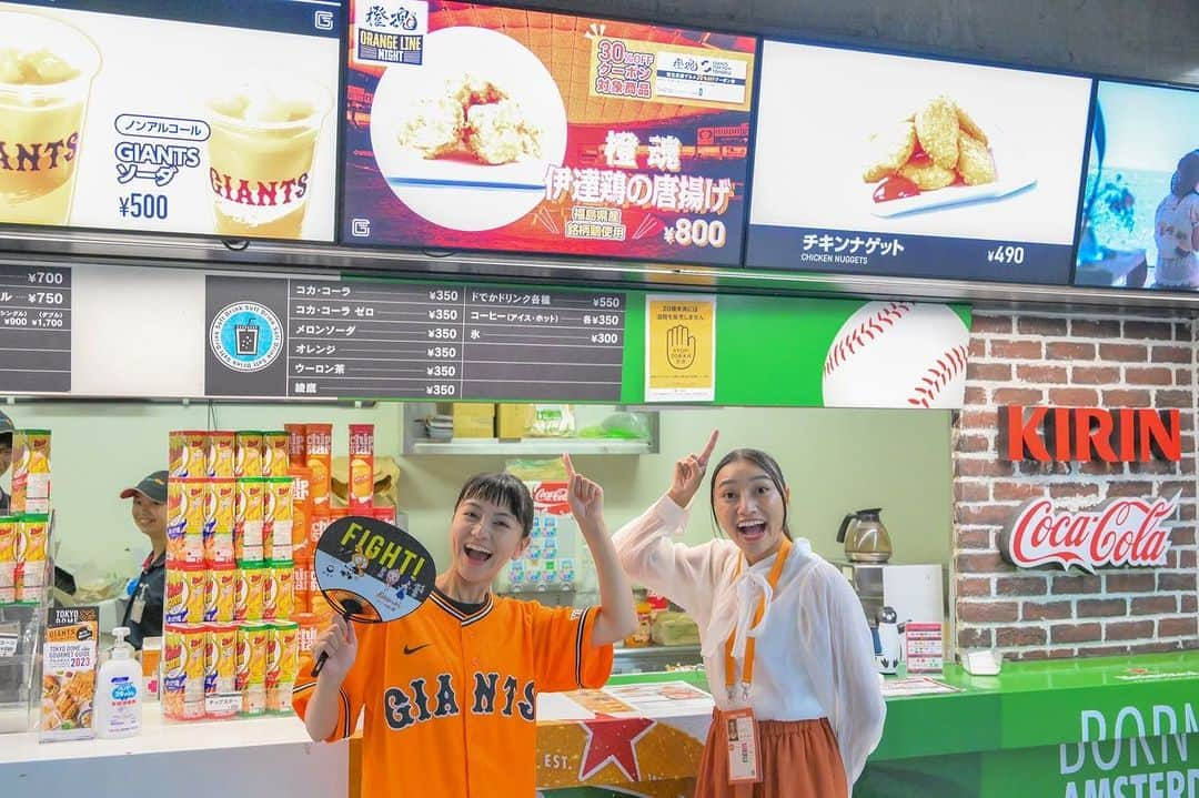 長沢裕のインスタグラム：「…  先週の日曜日に 伊達市の魅力を伝えるべく 福島県伊達市デーと称された巨人vs中日戦に参戦してきました！  伊達市役所の皆さんと須田市長、同じく伊達なふるさと大使である小林アリスちゃんと一緒に東京ドームで伊達市の魅力をPR！  そして、私は伊達なふるさと大使として始球式を務めさせていただきました。  特に暑かった今年の夏も変わらずにきゅうりや桃、その他魅力的な農産物を届けてくれた農家さんや伊達市の産業を支える沢山の人の思いや魅力が全国に届くようにとこ思いを込めて、一球入魂しました！  投球は難しかったですが無事に目標としていたノーバウンドで届けることに成功できて、一生の宝物になるような体験をさせていただきました。  投球練習をするためにスポッチャに行って100球くらい投げたので、当日は全身筋肉痛でバッキバキでした🤣🤣🤣  兎にも角にも無事に終わってよかったです。  ありがとうございました！  #伊達市#巨人戦#東京ドーム #伊達市デー#伊達どり #小林アリス」