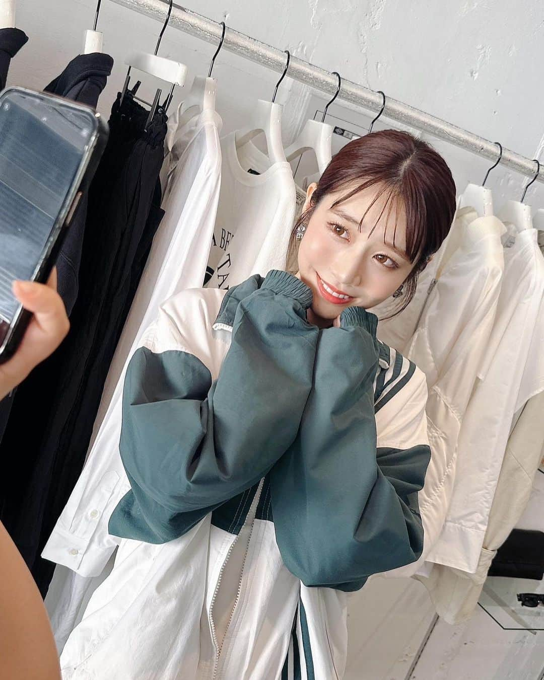 河北彩花のインスタグラム：「⁡ ⁡ 普段しない古着ファッション いろんなお洋服きれてたのしかった🫶🏻💚 ⁡    #オフショット  #古着コーデ」