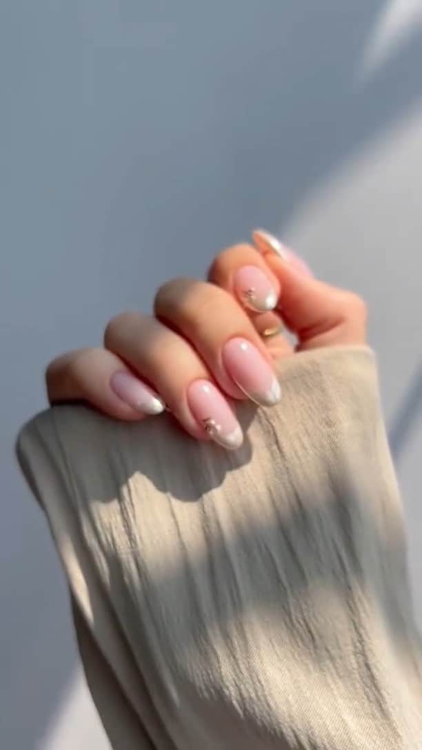 SHEINのインスタグラム：「"Happily ever after" inspo unlocked 💫💅 Chrome chic meets French fleur for equal parts glamour and grace 🤍💐✨ @heygreatnails  #SHEINinspo」