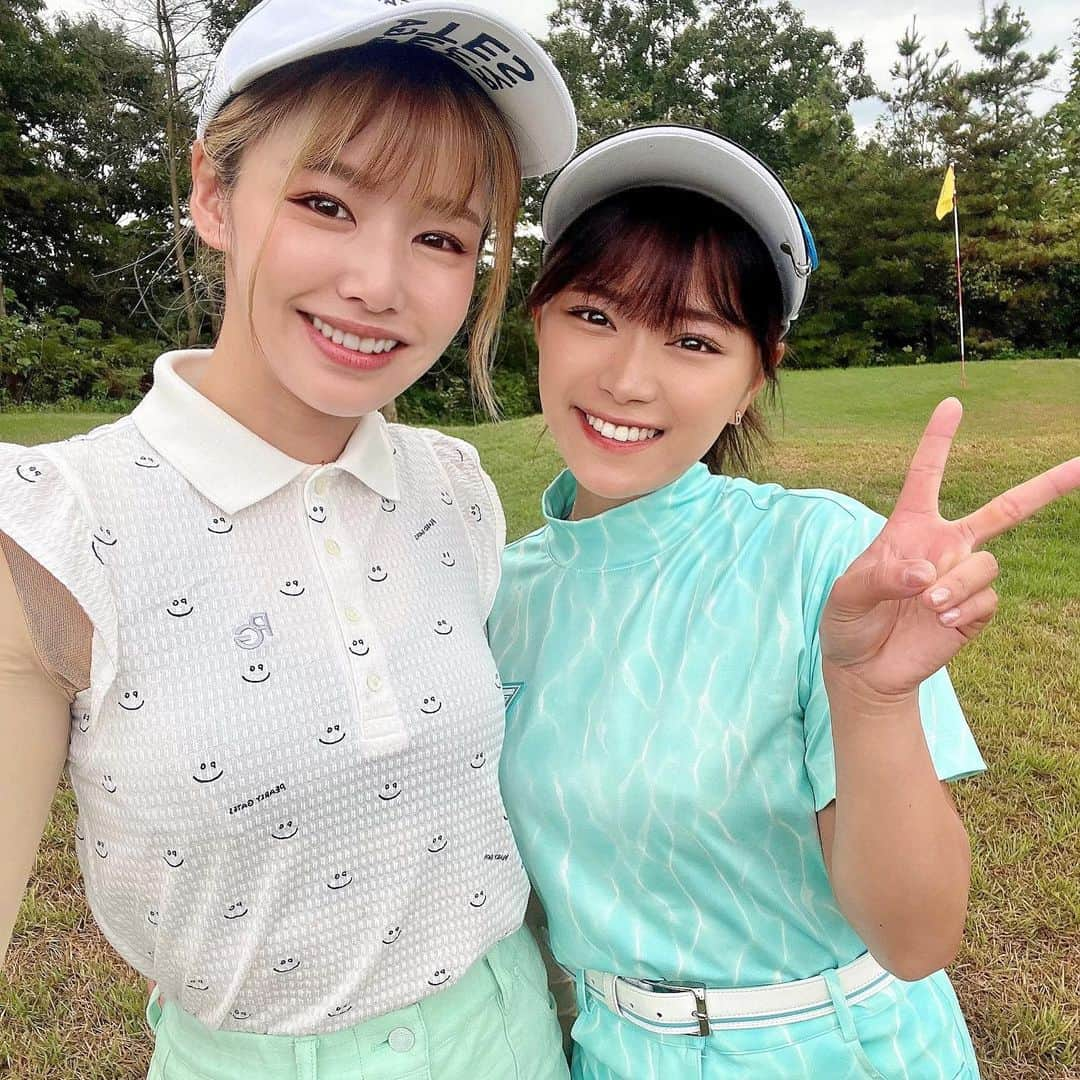 山内鈴蘭のインスタグラム：「新潟県で初めてのコンペ参加🥺⛳️  ゆうちゃん(@yuu1115yuu )お誘いしてくれてありがとう♡♡  180名の大型コンペで、 3ホールずつ計6組の初めましての方とご一緒させて頂きました😊💕  前半調子良くて38 後半別人の45🥹🥹🥹  爪が甘いんじゃ。笑  ご一緒しましたお客様さん🌈 今日はありがとうございました☺️  ゴルフウェアは @gorurun_ ♡♡ 光と水をテーマにしたデザインのセットアップ🌈可愛いでしょー😆？  また新潟行きたい！ 日本酒も美味しいご飯もたらふく食べにいくどーーーー❤️❤️❤️  #ゴルフコンペ #新潟県 #新潟県上越市 #ライオンズクラブ #ゴルフイベント #ゴルフウェア #gorurun #ゴルフ女子 #ゴルフコーデ #ゴルフ好きな人と繋がりたい」