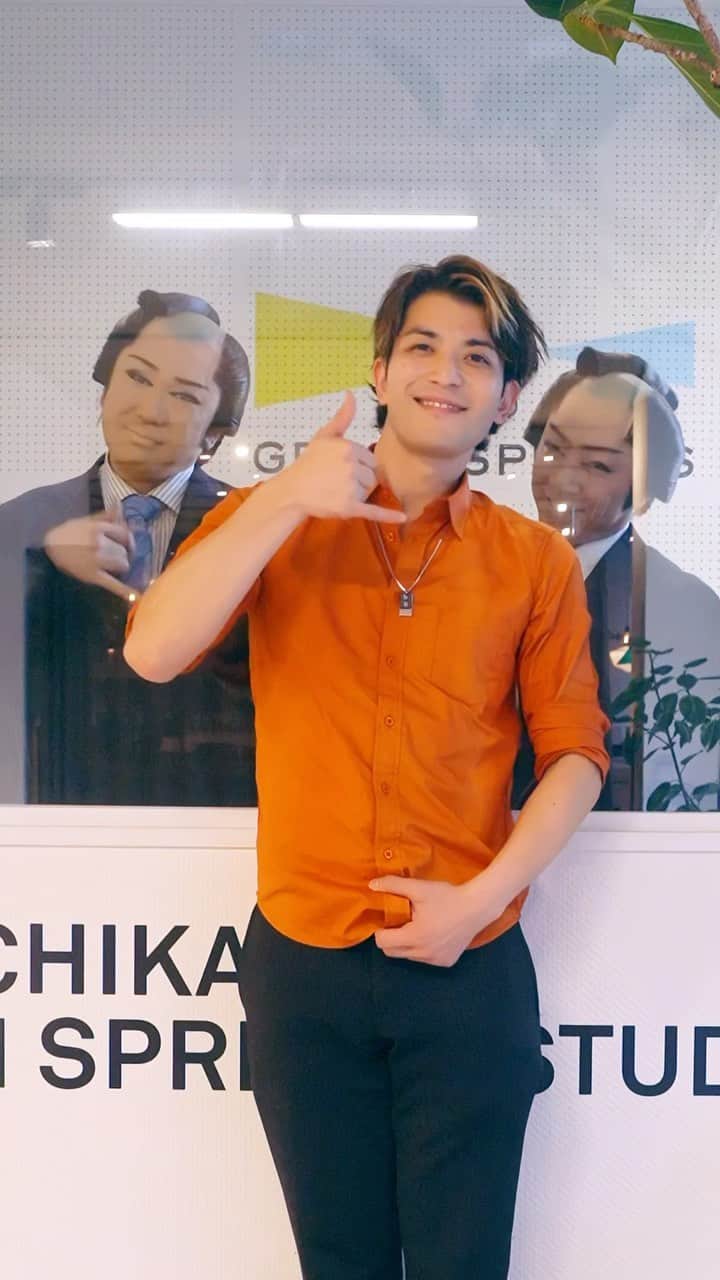 のインスタグラム：「"Do you know "Chonmage"? "Chonmage" refers to this hairstyle. It is one of the few Japanese traditions. They wear chonmage to work every day!! It is very important to preserve the traditions of our country😊 ・ collaborated with @chon.lets  #vintagemen @uditnarayanmusic @ishtarmusic  #tucheezbadihaimast」