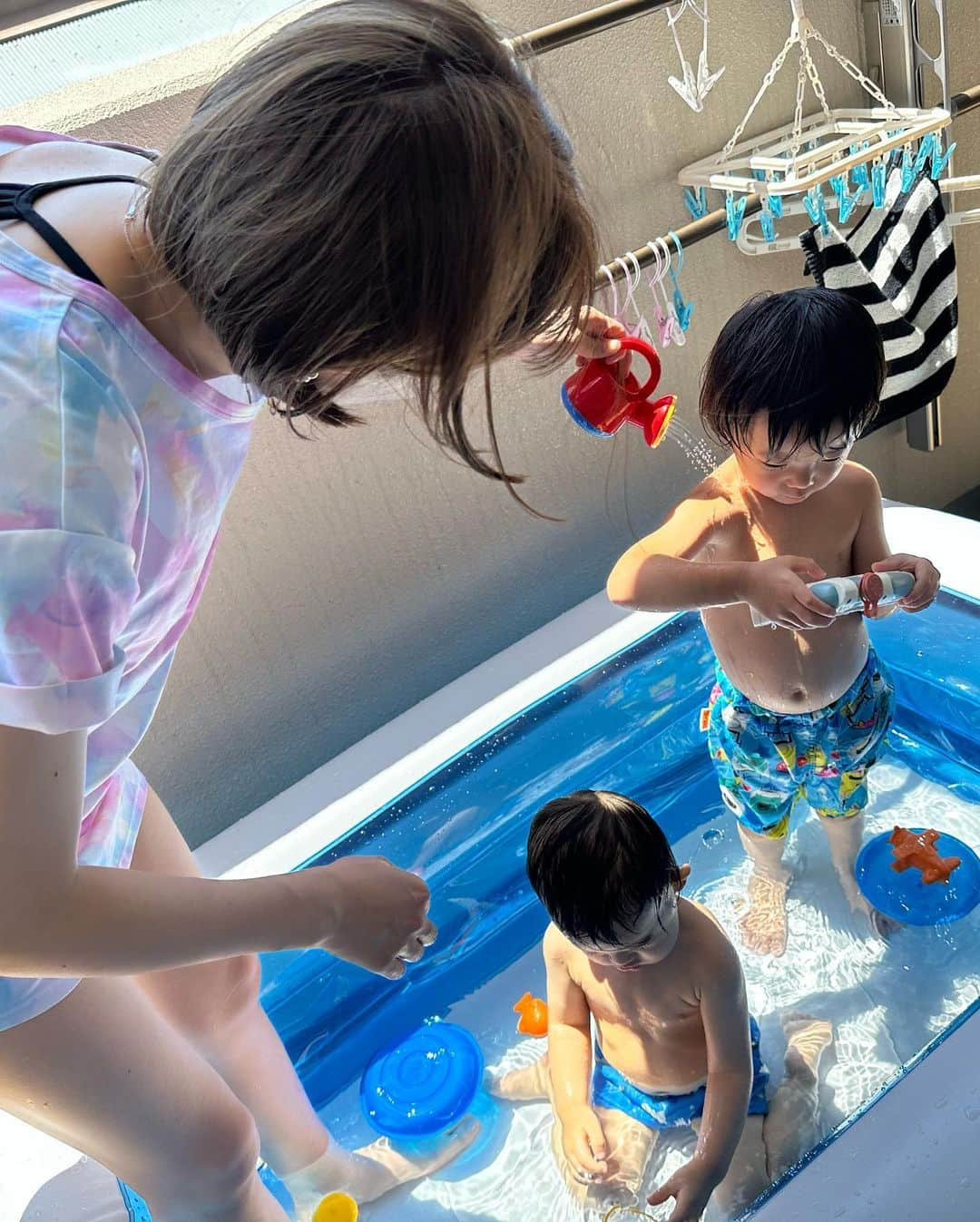 三島ゆかりさんのインスタグラム写真 - (三島ゆかりInstagram)「今年の夏のプール☀️ お姉ちゃん家で3回入った😂 私が買ったビニールプールをお姉ちゃん家に置いてて、お姉ちゃん家で入らせてもらってるww 今のうちの家のベランダ狭すぎてプール置ける幅ないんよな💦 前の家の時に買ったプールで、今の家やと駐車場でやる事になるから外から丸見えなのはちょっと嫌やからお姉ちゃん家で甥っ子と一緒に🥰  さすがに出産して1年経てばお腹は凹んだけどトレーニングしてないから若干皮がたるんでて前みたいな縦線はもう無くなってしまった🥲 だからって自分が筋トレしてる時間はない〜ww とゆーか自分に避ける時間があったら他の事したいって思うから筋トレ出来ひんのが実際‼️ また前みたいに毎日朝ヨガしたいな〜幼稚園行ってからかな〜(まだ先すぎ〜🙄)  #プール #おうちプール #ベランダプール #男の子ママ #一児のママ #甥っ子 #子供のいる暮らし #かわいい #三島ゆかり #ゆかりんご #ママタレント #育児 #夏 #楽しかった #男の子育児 #毎日体力勝負 #幸せ」9月13日 21時33分 - apple340