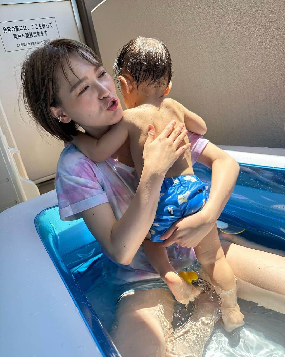 三島ゆかりさんのインスタグラム写真 - (三島ゆかりInstagram)「今年の夏のプール☀️ お姉ちゃん家で3回入った😂 私が買ったビニールプールをお姉ちゃん家に置いてて、お姉ちゃん家で入らせてもらってるww 今のうちの家のベランダ狭すぎてプール置ける幅ないんよな💦 前の家の時に買ったプールで、今の家やと駐車場でやる事になるから外から丸見えなのはちょっと嫌やからお姉ちゃん家で甥っ子と一緒に🥰  さすがに出産して1年経てばお腹は凹んだけどトレーニングしてないから若干皮がたるんでて前みたいな縦線はもう無くなってしまった🥲 だからって自分が筋トレしてる時間はない〜ww とゆーか自分に避ける時間があったら他の事したいって思うから筋トレ出来ひんのが実際‼️ また前みたいに毎日朝ヨガしたいな〜幼稚園行ってからかな〜(まだ先すぎ〜🙄)  #プール #おうちプール #ベランダプール #男の子ママ #一児のママ #甥っ子 #子供のいる暮らし #かわいい #三島ゆかり #ゆかりんご #ママタレント #育児 #夏 #楽しかった #男の子育児 #毎日体力勝負 #幸せ」9月13日 21時33分 - apple340