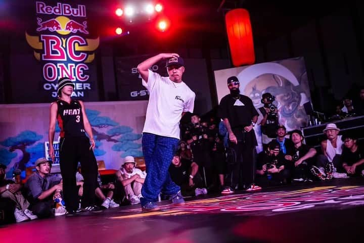 野中泰輔さんのインスタグラム写真 - (野中泰輔Instagram)「今年もRed Bull BC ONE Cypher Japanが終わりました👏 毎年色んなドラマが起こるこの場所！！ そして今回は久々にCypher JapanでのJudgeでした🎌  Red Bull BC ONE World Finalという舞台を今までに７回(2007、2008、2010、2011、2013、2014、2016)も経験し、そしてWorld FinalのJudgeを２回(2012、2018)経験した自分だからこそ分かる、あの舞台に立つ意味やそこにかける思い、そしてBBOY&BGIRL達にとってのRed Bull BC ONEというイベントの価値！！ 本当に多くの人達がここを目指し、調整し、チャレンジする全ての人達に恥じない様、堂々と自分を信じてあそこに座らせてもらいジャッジさせてもらったつもりです！！  ストーリーにも書いたのであまり多くは語りませんが、後輩二人のバトルをあの舞台の決勝で見れた事は俺のダンス人生の中でも本当に心に残るバトルの一つでした！！ 素直に嬉しかった👍 昔の俺だったら例え同じことを思っていてもこんな事を後輩達には伝えなかったでしょう！！？？笑 33歳にもなれば多少そういうのは伝える様になるらしいです😂  今回参加して戦ってくれた方々本当にお疲れ様でした👏 そして会場に足を運んでくれた方々、ライブをみてくれた方々ありがとうございました！！ まだこれは日本予選ですが… これがレペゼンカルチャーの世界最高峰の1on1イベントRed Bull BC ONEです！！ そしてそれを目指すBBOY&BGIRLの生き様です🔥🔥 来月のWorld Finalが楽しみですね！！！ 皆んなで応援しましょう🎌  📸 My bro @jason_halayko 🔥  #bboytaisuke #redbullbcone #redbull #redbullbconecypherjapan」9月13日 21時35分 - bboy_taisuke