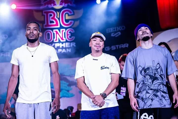 野中泰輔さんのインスタグラム写真 - (野中泰輔Instagram)「今年もRed Bull BC ONE Cypher Japanが終わりました👏 毎年色んなドラマが起こるこの場所！！ そして今回は久々にCypher JapanでのJudgeでした🎌  Red Bull BC ONE World Finalという舞台を今までに７回(2007、2008、2010、2011、2013、2014、2016)も経験し、そしてWorld FinalのJudgeを２回(2012、2018)経験した自分だからこそ分かる、あの舞台に立つ意味やそこにかける思い、そしてBBOY&BGIRL達にとってのRed Bull BC ONEというイベントの価値！！ 本当に多くの人達がここを目指し、調整し、チャレンジする全ての人達に恥じない様、堂々と自分を信じてあそこに座らせてもらいジャッジさせてもらったつもりです！！  ストーリーにも書いたのであまり多くは語りませんが、後輩二人のバトルをあの舞台の決勝で見れた事は俺のダンス人生の中でも本当に心に残るバトルの一つでした！！ 素直に嬉しかった👍 昔の俺だったら例え同じことを思っていてもこんな事を後輩達には伝えなかったでしょう！！？？笑 33歳にもなれば多少そういうのは伝える様になるらしいです😂  今回参加して戦ってくれた方々本当にお疲れ様でした👏 そして会場に足を運んでくれた方々、ライブをみてくれた方々ありがとうございました！！ まだこれは日本予選ですが… これがレペゼンカルチャーの世界最高峰の1on1イベントRed Bull BC ONEです！！ そしてそれを目指すBBOY&BGIRLの生き様です🔥🔥 来月のWorld Finalが楽しみですね！！！ 皆んなで応援しましょう🎌  📸 My bro @jason_halayko 🔥  #bboytaisuke #redbullbcone #redbull #redbullbconecypherjapan」9月13日 21時35分 - bboy_taisuke