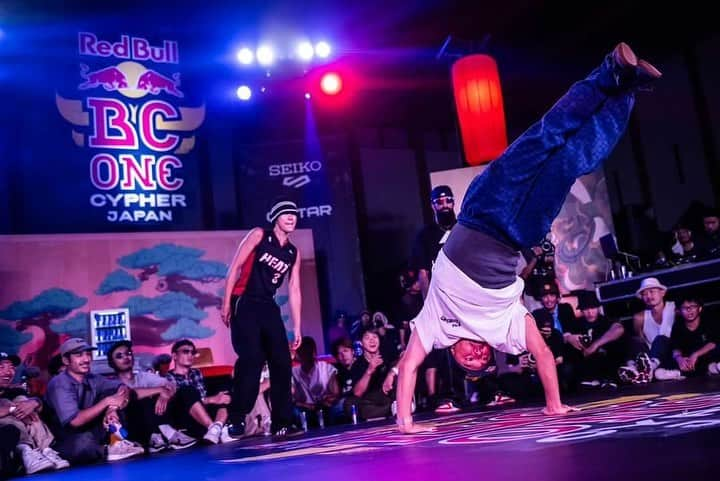 野中泰輔さんのインスタグラム写真 - (野中泰輔Instagram)「今年もRed Bull BC ONE Cypher Japanが終わりました👏 毎年色んなドラマが起こるこの場所！！ そして今回は久々にCypher JapanでのJudgeでした🎌  Red Bull BC ONE World Finalという舞台を今までに７回(2007、2008、2010、2011、2013、2014、2016)も経験し、そしてWorld FinalのJudgeを２回(2012、2018)経験した自分だからこそ分かる、あの舞台に立つ意味やそこにかける思い、そしてBBOY&BGIRL達にとってのRed Bull BC ONEというイベントの価値！！ 本当に多くの人達がここを目指し、調整し、チャレンジする全ての人達に恥じない様、堂々と自分を信じてあそこに座らせてもらいジャッジさせてもらったつもりです！！  ストーリーにも書いたのであまり多くは語りませんが、後輩二人のバトルをあの舞台の決勝で見れた事は俺のダンス人生の中でも本当に心に残るバトルの一つでした！！ 素直に嬉しかった👍 昔の俺だったら例え同じことを思っていてもこんな事を後輩達には伝えなかったでしょう！！？？笑 33歳にもなれば多少そういうのは伝える様になるらしいです😂  今回参加して戦ってくれた方々本当にお疲れ様でした👏 そして会場に足を運んでくれた方々、ライブをみてくれた方々ありがとうございました！！ まだこれは日本予選ですが… これがレペゼンカルチャーの世界最高峰の1on1イベントRed Bull BC ONEです！！ そしてそれを目指すBBOY&BGIRLの生き様です🔥🔥 来月のWorld Finalが楽しみですね！！！ 皆んなで応援しましょう🎌  📸 My bro @jason_halayko 🔥  #bboytaisuke #redbullbcone #redbull #redbullbconecypherjapan」9月13日 21時35分 - bboy_taisuke