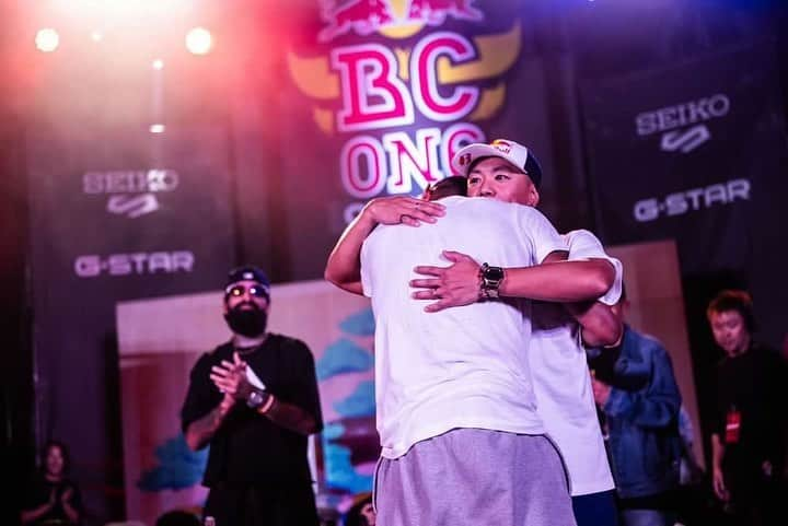 野中泰輔さんのインスタグラム写真 - (野中泰輔Instagram)「今年もRed Bull BC ONE Cypher Japanが終わりました👏 毎年色んなドラマが起こるこの場所！！ そして今回は久々にCypher JapanでのJudgeでした🎌  Red Bull BC ONE World Finalという舞台を今までに７回(2007、2008、2010、2011、2013、2014、2016)も経験し、そしてWorld FinalのJudgeを２回(2012、2018)経験した自分だからこそ分かる、あの舞台に立つ意味やそこにかける思い、そしてBBOY&BGIRL達にとってのRed Bull BC ONEというイベントの価値！！ 本当に多くの人達がここを目指し、調整し、チャレンジする全ての人達に恥じない様、堂々と自分を信じてあそこに座らせてもらいジャッジさせてもらったつもりです！！  ストーリーにも書いたのであまり多くは語りませんが、後輩二人のバトルをあの舞台の決勝で見れた事は俺のダンス人生の中でも本当に心に残るバトルの一つでした！！ 素直に嬉しかった👍 昔の俺だったら例え同じことを思っていてもこんな事を後輩達には伝えなかったでしょう！！？？笑 33歳にもなれば多少そういうのは伝える様になるらしいです😂  今回参加して戦ってくれた方々本当にお疲れ様でした👏 そして会場に足を運んでくれた方々、ライブをみてくれた方々ありがとうございました！！ まだこれは日本予選ですが… これがレペゼンカルチャーの世界最高峰の1on1イベントRed Bull BC ONEです！！ そしてそれを目指すBBOY&BGIRLの生き様です🔥🔥 来月のWorld Finalが楽しみですね！！！ 皆んなで応援しましょう🎌  📸 My bro @jason_halayko 🔥  #bboytaisuke #redbullbcone #redbull #redbullbconecypherjapan」9月13日 21時35分 - bboy_taisuke