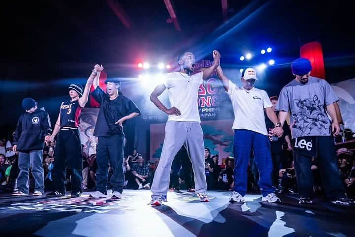 野中泰輔さんのインスタグラム写真 - (野中泰輔Instagram)「今年もRed Bull BC ONE Cypher Japanが終わりました👏 毎年色んなドラマが起こるこの場所！！ そして今回は久々にCypher JapanでのJudgeでした🎌  Red Bull BC ONE World Finalという舞台を今までに７回(2007、2008、2010、2011、2013、2014、2016)も経験し、そしてWorld FinalのJudgeを２回(2012、2018)経験した自分だからこそ分かる、あの舞台に立つ意味やそこにかける思い、そしてBBOY&BGIRL達にとってのRed Bull BC ONEというイベントの価値！！ 本当に多くの人達がここを目指し、調整し、チャレンジする全ての人達に恥じない様、堂々と自分を信じてあそこに座らせてもらいジャッジさせてもらったつもりです！！  ストーリーにも書いたのであまり多くは語りませんが、後輩二人のバトルをあの舞台の決勝で見れた事は俺のダンス人生の中でも本当に心に残るバトルの一つでした！！ 素直に嬉しかった👍 昔の俺だったら例え同じことを思っていてもこんな事を後輩達には伝えなかったでしょう！！？？笑 33歳にもなれば多少そういうのは伝える様になるらしいです😂  今回参加して戦ってくれた方々本当にお疲れ様でした👏 そして会場に足を運んでくれた方々、ライブをみてくれた方々ありがとうございました！！ まだこれは日本予選ですが… これがレペゼンカルチャーの世界最高峰の1on1イベントRed Bull BC ONEです！！ そしてそれを目指すBBOY&BGIRLの生き様です🔥🔥 来月のWorld Finalが楽しみですね！！！ 皆んなで応援しましょう🎌  📸 My bro @jason_halayko 🔥  #bboytaisuke #redbullbcone #redbull #redbullbconecypherjapan」9月13日 21時35分 - bboy_taisuke