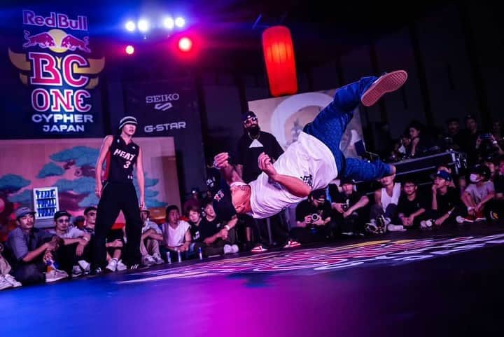 野中泰輔さんのインスタグラム写真 - (野中泰輔Instagram)「今年もRed Bull BC ONE Cypher Japanが終わりました👏 毎年色んなドラマが起こるこの場所！！ そして今回は久々にCypher JapanでのJudgeでした🎌  Red Bull BC ONE World Finalという舞台を今までに７回(2007、2008、2010、2011、2013、2014、2016)も経験し、そしてWorld FinalのJudgeを２回(2012、2018)経験した自分だからこそ分かる、あの舞台に立つ意味やそこにかける思い、そしてBBOY&BGIRL達にとってのRed Bull BC ONEというイベントの価値！！ 本当に多くの人達がここを目指し、調整し、チャレンジする全ての人達に恥じない様、堂々と自分を信じてあそこに座らせてもらいジャッジさせてもらったつもりです！！  ストーリーにも書いたのであまり多くは語りませんが、後輩二人のバトルをあの舞台の決勝で見れた事は俺のダンス人生の中でも本当に心に残るバトルの一つでした！！ 素直に嬉しかった👍 昔の俺だったら例え同じことを思っていてもこんな事を後輩達には伝えなかったでしょう！！？？笑 33歳にもなれば多少そういうのは伝える様になるらしいです😂  今回参加して戦ってくれた方々本当にお疲れ様でした👏 そして会場に足を運んでくれた方々、ライブをみてくれた方々ありがとうございました！！ まだこれは日本予選ですが… これがレペゼンカルチャーの世界最高峰の1on1イベントRed Bull BC ONEです！！ そしてそれを目指すBBOY&BGIRLの生き様です🔥🔥 来月のWorld Finalが楽しみですね！！！ 皆んなで応援しましょう🎌  📸 My bro @jason_halayko 🔥  #bboytaisuke #redbullbcone #redbull #redbullbconecypherjapan」9月13日 21時35分 - bboy_taisuke