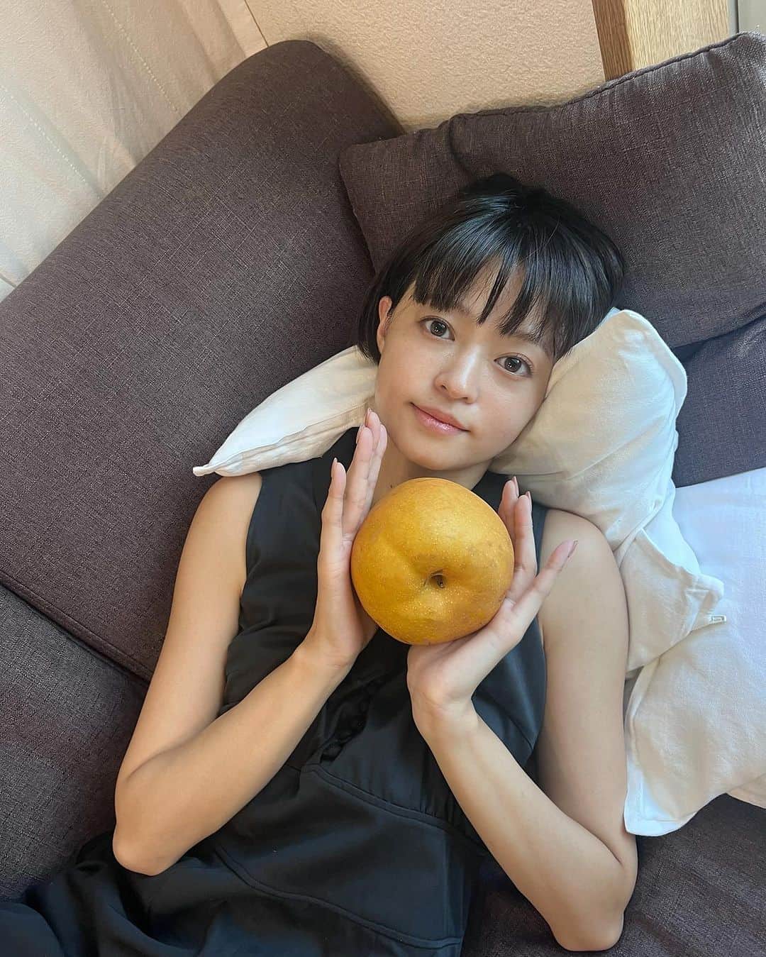 小林涼子のインスタグラム：「. 先日いただいたナッシー🍐 でかナッシー  明日！ 9月14日(木) 21時よりテレビ朝日系「ハヤブサ消防団」最終回の放送です。 謎の女の謎が解けます。 皆さま見守っていただけたら嬉しいです💜  #ハヤブサ消防団 #梨 #果物」