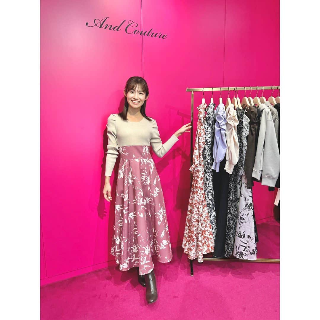 脇あかりのインスタグラム：「And Coutureさん　@and.couture とのコラボ インスタライブで紹介したワンピース👗  9/14より店頭販売💕  1枚目📸 リブの長袖ニットと花柄のフレアスカートをドッキングされていて一枚でスタイリングしているように見えて可愛い♡  このピンクのワンピースは、新宿&EC限定カラー  2枚目📸 ウエスト部分がゴムのシャーリングで自然とフィットして体のラインがすごく綺麗に見える♡  他にも秋オススメ ワンピースご紹介しました！！ 是非、And Coutureさんのインスタライブのアーカイブご覧下さい☺️🧡  #andcouture #アンドクチュール #ワンピースコーデ　#ワンピース　#秋コーデ　#スタイルアップ　#スタイルアップコーデ #秋　#コーデ　#キレイめコーデ #お出かけコーデ #フラワー柄　#花柄　#花柄ワンピース #くびれメイク」