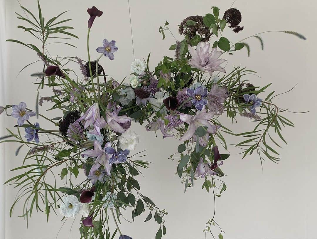 플로리스트 이주연 florist Lee Ju Yeonのインスタグラム：「. .  . Hongkong class in Vaness Day3 Hanging flower . @honeycombgleam @phylifleur  @penpenpennnie  @bloomyland.florist  @keitinchuuuu  . 바네스플라워 VANESS FLOWER . Katalk ID vaness52 E-mail vanessflower@naver.com . Paypal payment possible . 서울시 중구 청파로464 브라운스톤서울 101동2806호 📞02-545-6813」