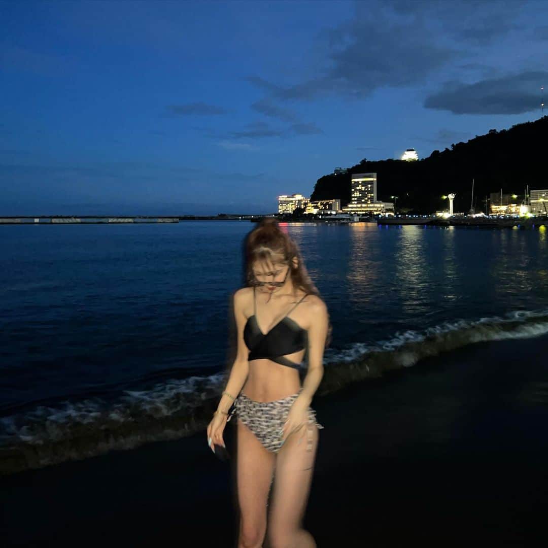 高畑麻優さんのインスタグラム写真 - (高畑麻優Instagram)「Atami Trip Day1🌴🩷 夜のビーチ綺麗すぎた、、🌃🐬」9月13日 21時40分 - 04__m.aa