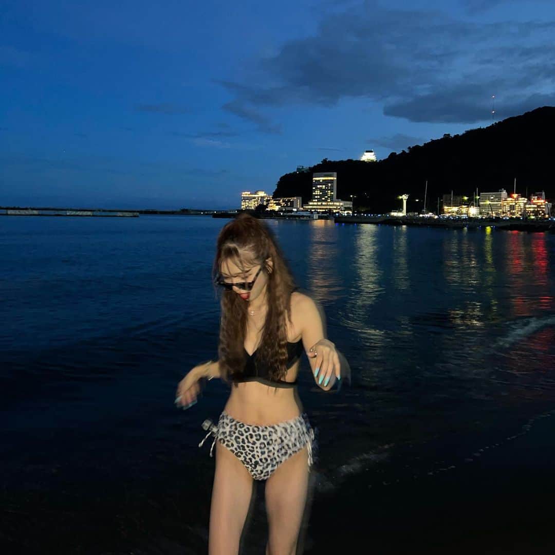 高畑麻優さんのインスタグラム写真 - (高畑麻優Instagram)「Atami Trip Day1🌴🩷 夜のビーチ綺麗すぎた、、🌃🐬」9月13日 21時40分 - 04__m.aa