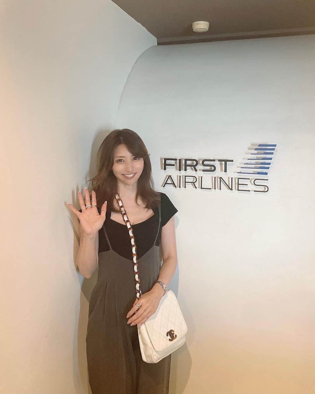 sachi♡さんのインスタグラム写真 - (sachi♡Instagram)「こんばんは🌙  イタリア🇮🇹に行って来たよ✈️  なーんて😁 こちらはバーチャル航空施設で 本物の航空体験ができる  『ファーストエアラインズ 池袋』 @first_airlines  FIRST AIRLINESは 地上にいながら航空・世界旅行の 体験を味わうことのできる 世界初のバーチャル航空施設なの✈️  およそ120分のフライトの中で NY 🗽、パリ🇫🇷、ローマ🇮🇹・ハワイ🏝️など 様々な国の観光地を巡りながら フライト先に合わせて一流シェフが調理した 機内食も楽しめるの🍽️🍕  飛行機好きな娘と一緒に イタリア便のファーストクラスに搭乗🛩️  Airbus 310 340のファーストクラスで 実際に使っていた最高級の座席だから 広くて座り心地も抜群💺  最先端のVRゴーグルの360度の映像で ローマ、ベネチア、フィレンツェの 観光体験を楽しみました♡  イタリアは何度か行っているから 懐かしかった😍  空港のアナウンスや 離陸着陸のエンジン音や座席の揺れもリアルで 本当に飛行機に乗っているみたい🛫  CAさんの機内アナウンスやサービスも 本物と変わらないと思ったら 訓練を積んだエアラインを目指す 将来のクルー候補生なんですって✨  臨場感のあるおもてなしと地上の空の旅で 娘と海外旅行気分を味わえて楽しかったです♡  PR @first_airlines #firstairlines #ファーストエアラインズ #ファーストエアラインズ池袋 #ファーストクラス #池袋グルメ #池袋ランチ #池袋ディナー」9月13日 21時40分 - nail_salon_felice04