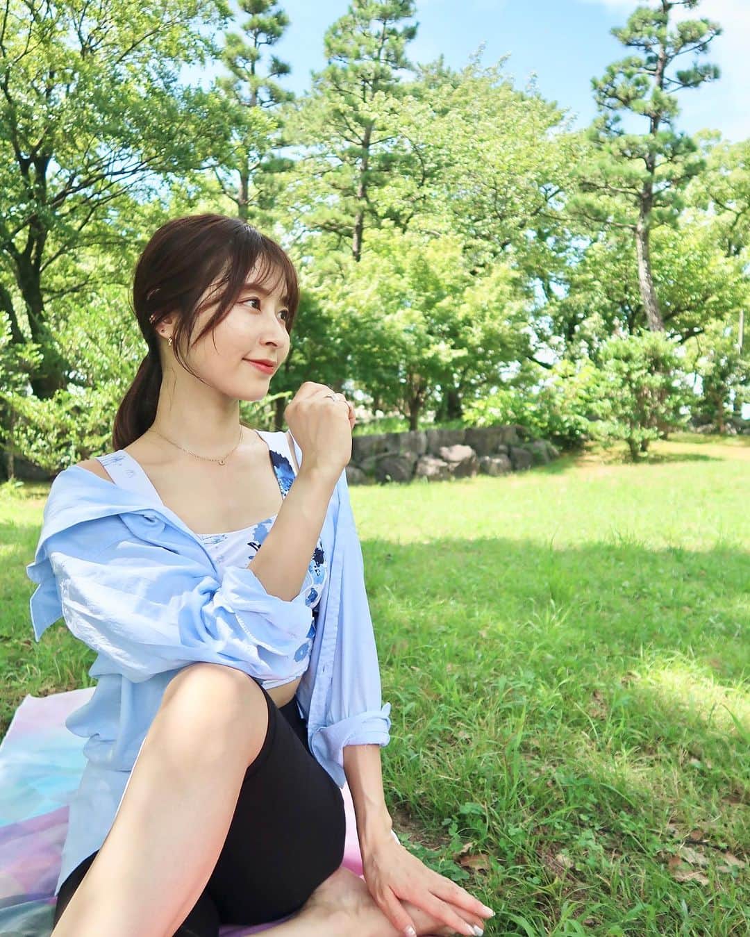 権田裕美のインスタグラム：「.  【マグネライフ・セラピー】 肌への負担が少なく、 身につけるだけで「ながらケア」ができるアクセサリー💍  「わたしたちの体を無理せず守ることが、 大切な誰かを守ることに繋がっていく✨」  不調を招く“流れ"を本質的に見直し、  日常的に使うアイテムで自分と向き合う時間を…✨ 血流など体内の滞りを"流す"セルフケアです✨  磁気アイテムをお試しさせていただきました！ 金属アレルギーを起こしにくく、眠る時もずっとつけっぱなしで身につけています！ 1週間つけ続けたあとに着け外した状態を比べてみましたが、特に肩周りの軽さを感じました😊  デザインは、 ・幸運のモチーフともいわれ馬蹄 ・やわらかい曲線を描くカーブネックレス ・コーデのポイントとなるスターネックレス  主張しすぎないデザインが馴染みやすく、 様々なシーンに合わせて使用しています✨ 女性へのプレゼントにもぴったりだと思いました🤭♥️  "セルフケア" 参考くだされば幸いです💍  #PR #lierrey #リエリィ #マグネライフセラピー #こう見えて血流コーデ」