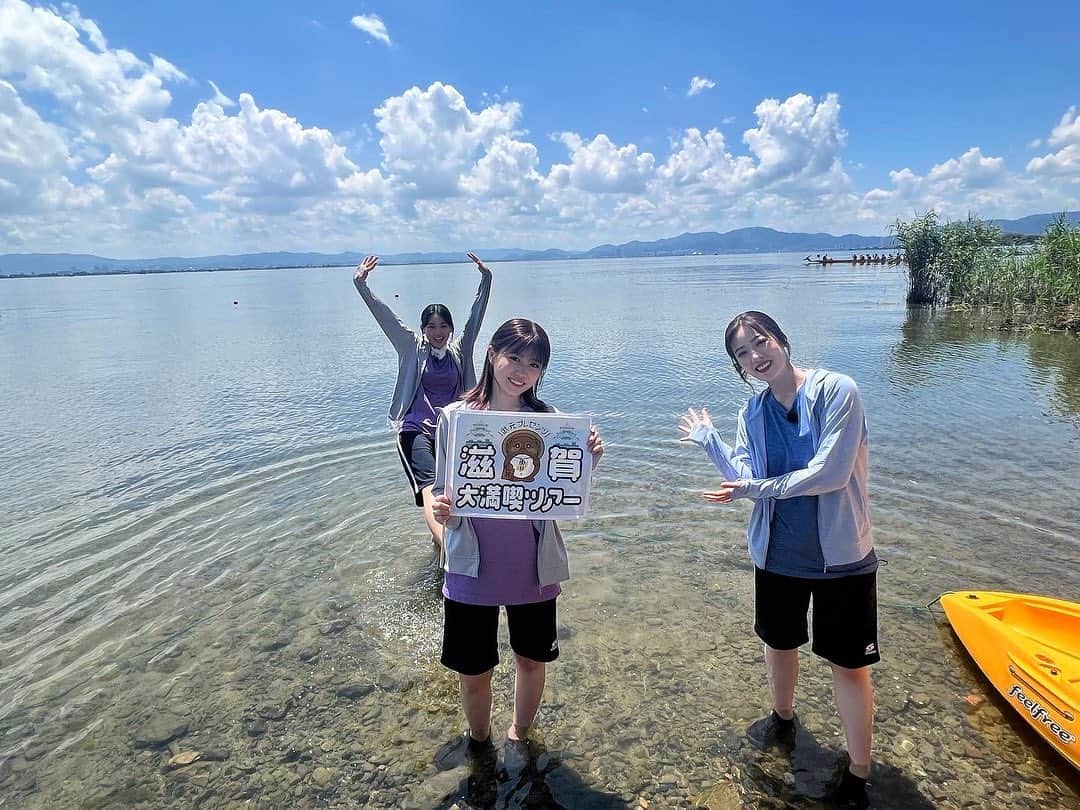 のインスタグラム：「. 先日の『そこ曲がったら、櫻坂？』で 遂に念願の滋賀ロケが放送されました…！  大好きな地元、滋賀県の魅力がたくさんの方に伝わると嬉しいなと思います☺️  "武元プレゼンツ！滋賀大満喫ツアー！" 前半、後半ともに現在「VR SQUARE」で見逃し配信中です🍉✨ 是非ぜひ観ていただけると嬉しいです！  ツアーコンダクターとして持たせてもらっていた旗にスタッフさんの愛が詰まりまくっていて、それだけでうるうるしちゃいました…😭  #chukegram  #櫻坂46 #武元唯衣 #そこ曲がったら櫻坂 #そこさく #滋賀ロケ #琵琶湖」