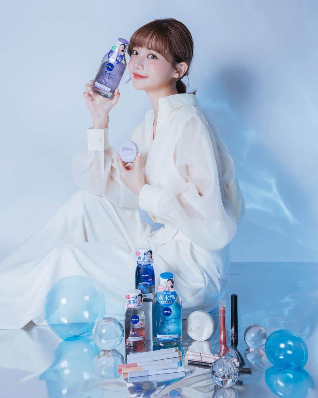 のインスタグラム：「我愛的妮維雅和我愛的l’m meme彩妝聯名啦٩( ´ω` )و 兩個品牌都是我的愛用品 能夠一起介紹真的開心又榮幸🫶🏻 身為妮維雅洗卸系列的代言人 我都用B5卸妝水 好好卸妝讓自己的肌膚變得更穩定！   在展示妮維雅的卸淨力之前 還會同步為大家介紹l’m meme的韓妞話題妝容(ദി ˃ ᵕ ˂ )   #B5精華卸妝水 這瓶大家應該不陌生了吧 我很常發！ 也很常去美妝店補貨回家😳 德國掃膚溶妝科技，快速淨化毛孔、溫和帶走髒污敏感肌適用!!!! 工作需求常常頂著全妝 回家之後用它卸妝我真的很安心 因為卸得很乾淨，也比較不會長粉刺 皮膚狀況很穩定 無香料、無酒精、無防腐劑 眼科和皮膚科醫生認證 還有添加雙重舒敏B5精華 穩定敏弱的肌膚 卸完很保濕，不會有乾澀緊蹦的感受 溫和、卸淨力又強大的卸妝水 非這瓶莫屬🫶🏻🫶🏻 有分兩款 水潤款：富含維他命E，能夠有效鎖水，讓肌膚水感柔嫩 舒敏款：富含天然葡萄籽油，有效抗氧化減少暗沉，讓肌膚平滑柔嫩 大家可以按照自己的需求選取唷◜. ̫.◝   妮維雅眼唇卸妝液 也是我萬年的愛 大概跟身邊的100個人大推薦過這瓶！（誇示法） 最愛這瓶卸淨力好！不熏眼！不油！ 我在家絕對會囤貨的那種 雙層高效配方：一抹極淨，能夠完整的卸除 重點是它很清爽，不會有油感 卻卸得超級乾淨 超防水的那種彩妝也是能夠輕鬆卸除～   一樣有分兩款 藍款：維他命B7和矢車菊添加，可以強韌睫毛，舒緩眼周不適感 粉款：維他命C、E添加，可以提昇眼周亮度，讓眼周彈嫩有光澤✨ 眼周敏感的人也適用唷 兩款都非常好用呀‎♡⃛ ̖́-   再來是I’m meme的彩妝 她們家的彩妝一直都是我的愛用品～ #我愛神力氣墊粉餅（特霧） 這顆7月一上市 我收到就滿常用的 上完是極霧感的妝容、遮瑕效果非常好 持妝控油、全天抗暗沉 即使是台灣濕熱又黏黏的天氣 用這顆上妝仍然持妝又快速 一拍磨皮霧感 混合肌、油肌和瑕疵肌必收·͜·ᰔᩚ 還有超高防曬係數SPF50+ PA++++ 防曬輕盈服貼不悶！   搭配 #我愛光透柔焦蜜粉餅 這個很特別是紫色的蜜粉餅 紫色可以校正蠟黃 黃皮上完肌膚會去黃顯白，亮很多 細緻的紫色半透明粉體 達到柔焦、隱形毛孔的效果 不斑駁、不結塊 全天持久不暗沉✨   眼睛搭配的是 #我愛閃閃星辰持久眼影筆 全新推出的三種星鑽色選擦上眼 玻璃星鑽光的亮片超閃耀 隨便一畫都能創造韓系女團般嫩感的笑眼臥蠶 一筆多用，畫在眼皮中央或是畫在臥蠶都很適合 更精細的筆芯不怕失手 滑順好畫，超持久 上妝一整天眼皮都還在閃亮✨   嘴唇是 #我愛唇欲柔霧唇釉 這系列我超愛！我平常就會用！ 顏色都很美無廢色，照片裡我上的是 #04 戀人未滿上唇是空氣霧感、很有質感🥹 絲絨的質地不顯唇紋 還可以遮蓋暗沉唇色 顏色超飽和～這系列的唇釉可以收‎♡⃛ ̖́-   ✨🧚‍♀ 即日起至10/10 到寶雅通路購買妮維雅卸妝水送I’m meme 彩妝品 買I’m meme 彩妝也送妮維雅卸妝水哦！ 活動內容及連結請見留言處   (1) 購買I’M MEME彩妝滿$499送妮維雅B5水潤/舒敏卸妝水400ml(限量200份) (2) 購買妮維雅卸妝水系列滿$499送I’M MEME I'M MEME我愛持久抗暈眼線液筆03自然棕(限量200份) (3) 購買I’M MEME+妮維雅卸妝系列各1件送妮維雅5效淨痘75ml卸妝水乙瓶(限量200份)   @NIVEA_TW @immemetaiwan @poyabeauty」