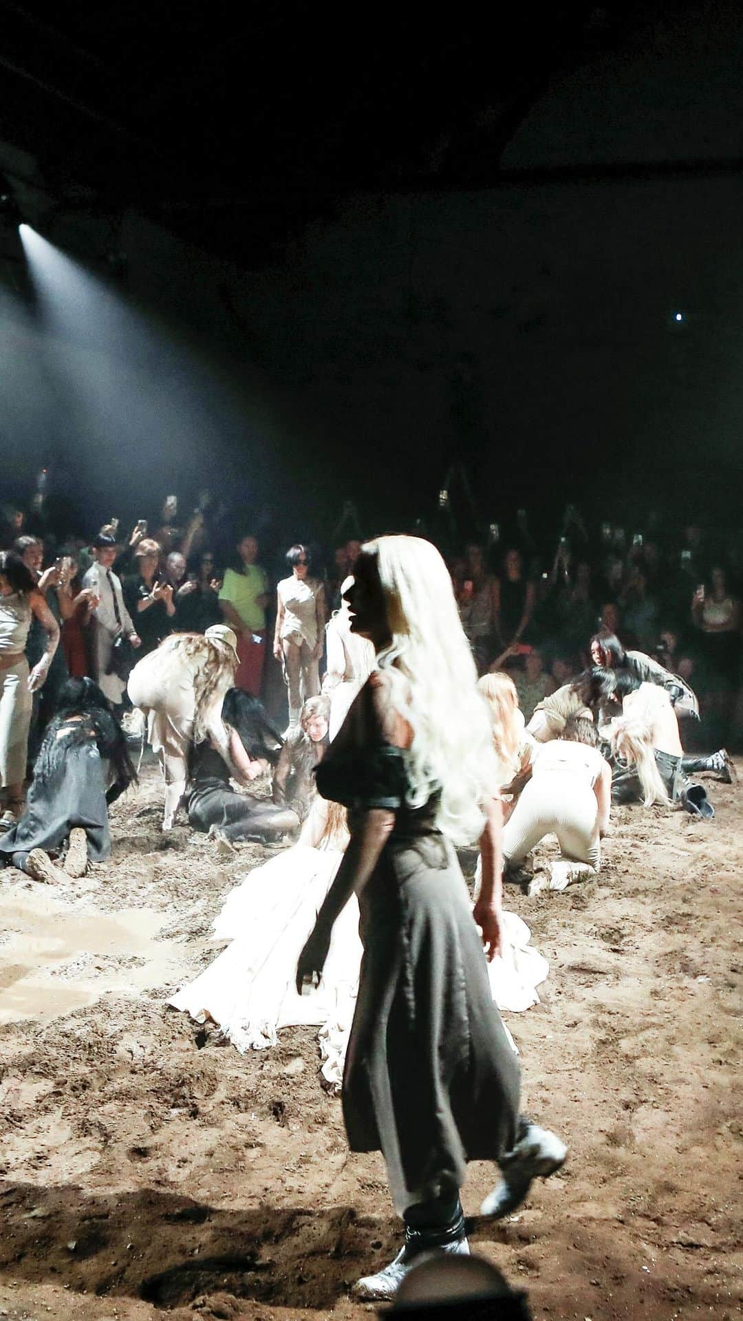ELLE Brasilのインスタグラム：「Imagens do final do desfile da @elenavelez, que rolou ontem na #NYFW. Em nota, a marca explica: “A apresentação é um ritual catártico em resposta ao controle e moralismo da socialização feminina”. (vídeo: @vvfriedman)」