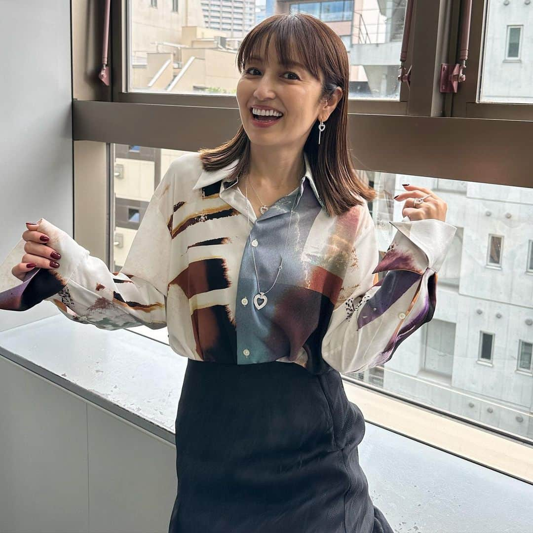 矢田亜希子さんのインスタグラム写真 - (矢田亜希子Instagram)「本日のラヴィット！も ありがとうございました‼︎ 今日も朝から大爆笑でした🤣 衣装は トップス パンツ @adore_jp ジュエリー @buccellatimilan #ブチェラッティ💎 先週の衣装８.９.10枚目は トップス @ujoh.official スカート @cyclasofficial ジュエリー @fredjewelry #ラヴィット#水曜日#tbs#学校感満載 #後ろにリリーさんと兎ちゃん」9月13日 21時44分 - akiko_yada