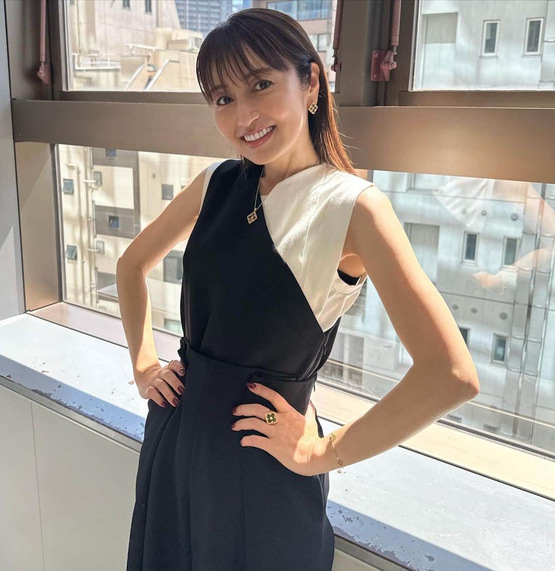矢田亜希子のインスタグラム：「本日のラヴィット！も ありがとうございました‼︎ 今日も朝から大爆笑でした🤣 衣装は トップス パンツ @adore_jp ジュエリー @buccellatimilan #ブチェラッティ💎 先週の衣装８.９.10枚目は トップス @ujoh.official スカート @cyclasofficial ジュエリー @fredjewelry #ラヴィット#水曜日#tbs#学校感満載 #後ろにリリーさんと兎ちゃん」