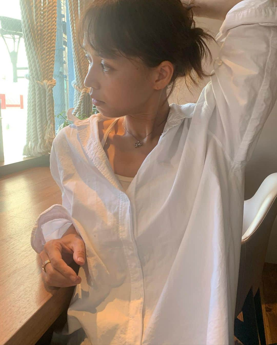 馬渕真由子さんのインスタグラム写真 - (馬渕真由子Instagram)「1/ノットデザインのリングはどんな服装にも合わせやすい、かつ上品さそのままに地金を贅沢に使ったボリューム感もあって個人的一推しアイテム✍️  ノットが表す意味は「途切れることのない縁、愛」  2.3/ちゃんと角ついてます。🦄 チャームにチェーンを通してネックレスとして付けてます。 このちょっと大きめなサイズ感も好きポイント。  4/体力が追いつかない馬渕」9月13日 21時44分 - mabchi.mayuk