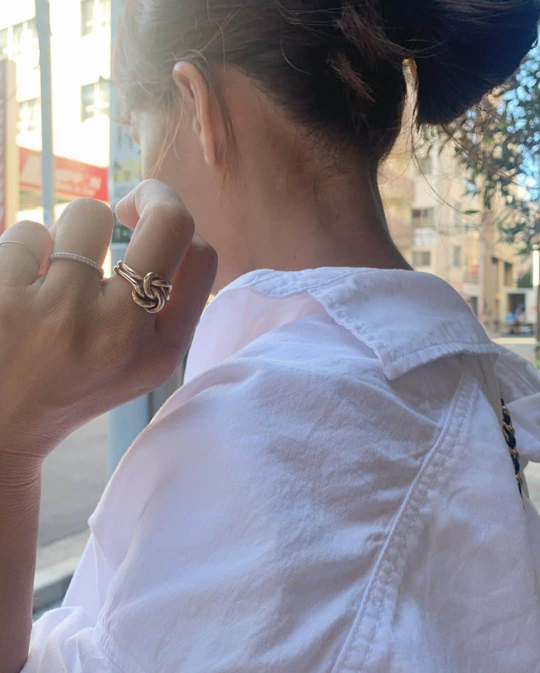 馬渕真由子のインスタグラム：「1/ノットデザインのリングはどんな服装にも合わせやすい、かつ上品さそのままに地金を贅沢に使ったボリューム感もあって個人的一推しアイテム✍️  ノットが表す意味は「途切れることのない縁、愛」  2.3/ちゃんと角ついてます。🦄 チャームにチェーンを通してネックレスとして付けてます。 このちょっと大きめなサイズ感も好きポイント。  4/体力が追いつかない馬渕」