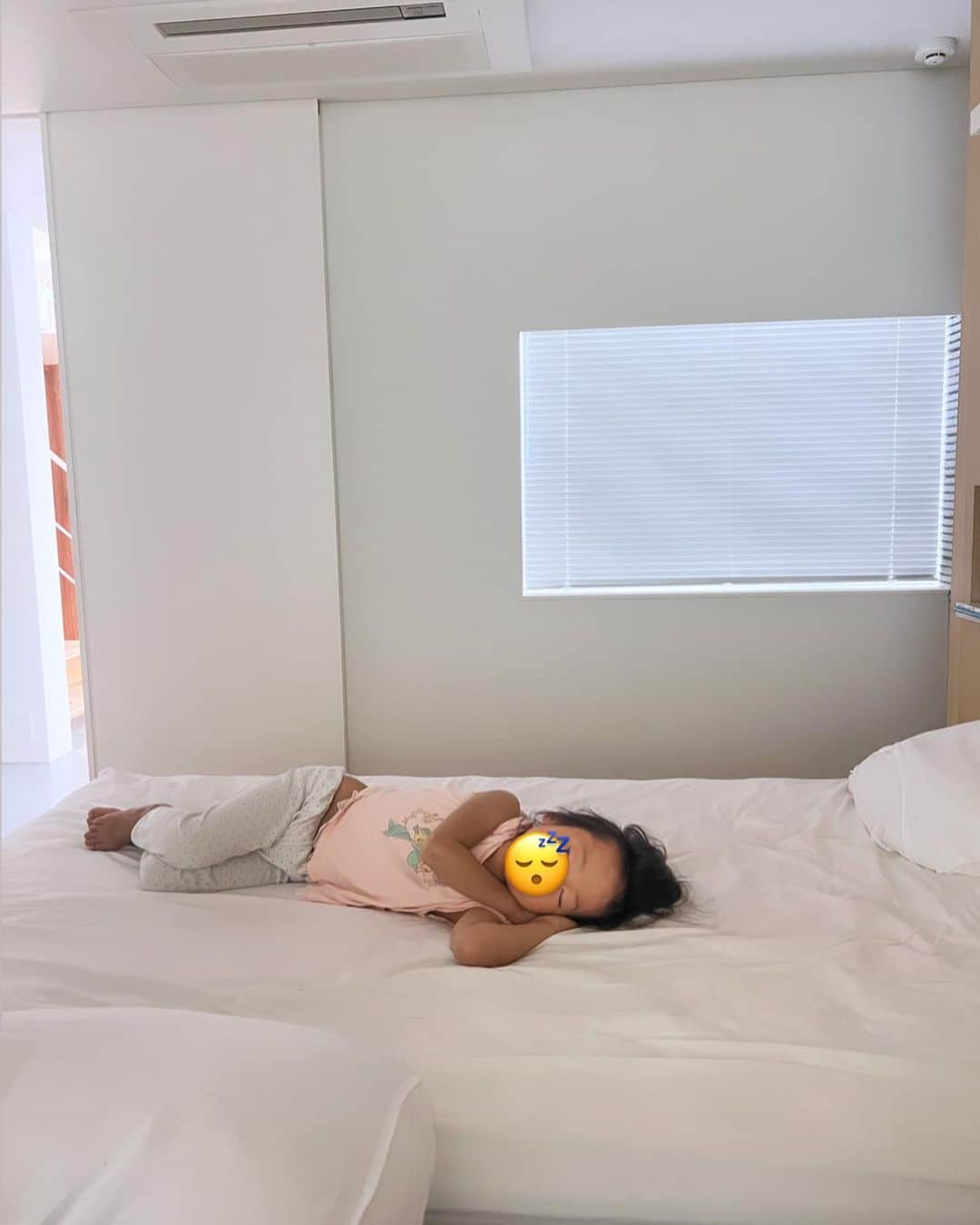 ayu kagawaのインスタグラム：「娘語録📝  昼寝してる時👦🏽が大きな声で起こすと起きるなり「ボカっ」と👦🏽を殴る。😂  絡みつく👦🏽へ「そんなに👧🏽がすきならほかの👧🏽をさがして！」🤣  防犯カメラ→"ぼうへんかめら"で見たらいいじゃん！ 楽譜→ピアノする！"がふく"ちょーだい！🎹 びっくり→"ぶっくりしたー！" 同点→"ごうてん"だ！ 小指→"こゆびゆび"☺️  大好物の言い間違えもそろそろ聞けなくなりそうな予感🥺  産まれてからまだ一度も切っていない髪の毛、クルクルで毛先が金髪👱🏻‍♀️♡ 赤ちゃんの時の髪の毛が可愛くてなかなか切れない、これも見れなくなると思うと記録に残したくなった✍️  私の癒し。 存在がありがとうなんよ。  #4歳」