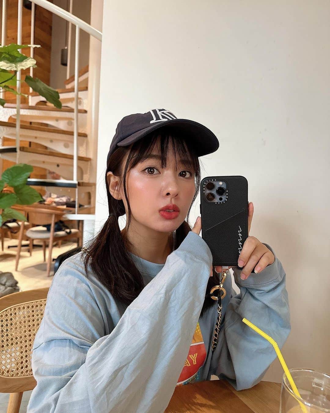 山田菜々のインスタグラム：「携帯ケース変えた〜〜🫰💕 スマホショルダーも一緒に新調しました🫡  わたしはブラックにカスタマイズしたのだけど 種類が豊富だからほんと迷った...🥹！！  けどこれからの季節はロンTやワンピースが 多くなると思うのでなんでも合う黒✨  お散歩やちょっとしたお出かけも ポケットにカードをいれて行けちゃう🌱  @casetify_jp のはしっかりしていて長持ちする印象🥹✨ 多分これで3つ目くらいかな〜☺️♡  プロモコード使うと15%OFFになるので、 ぜひ使ってお得にみんなも可愛いの見つけて☺️🫰 【15TANNANA】  #CASETiFY #プロモーション #スマホショルダー」