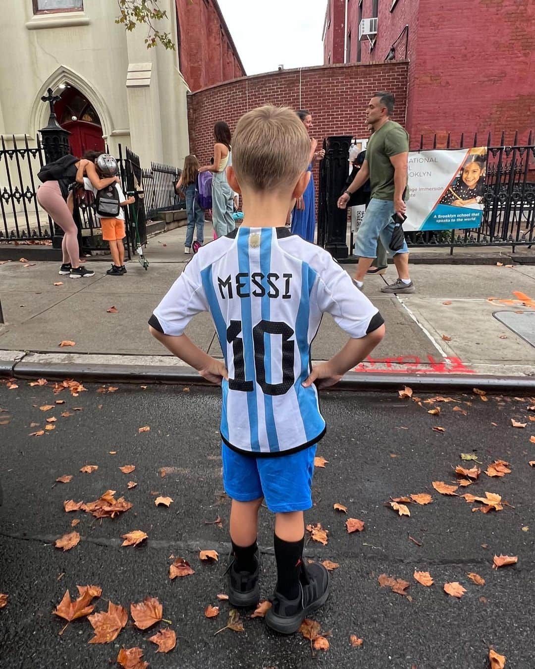 アレック・ボールドウィンのインスタグラム：「The eternal question: Go to school? Or play soccer?」