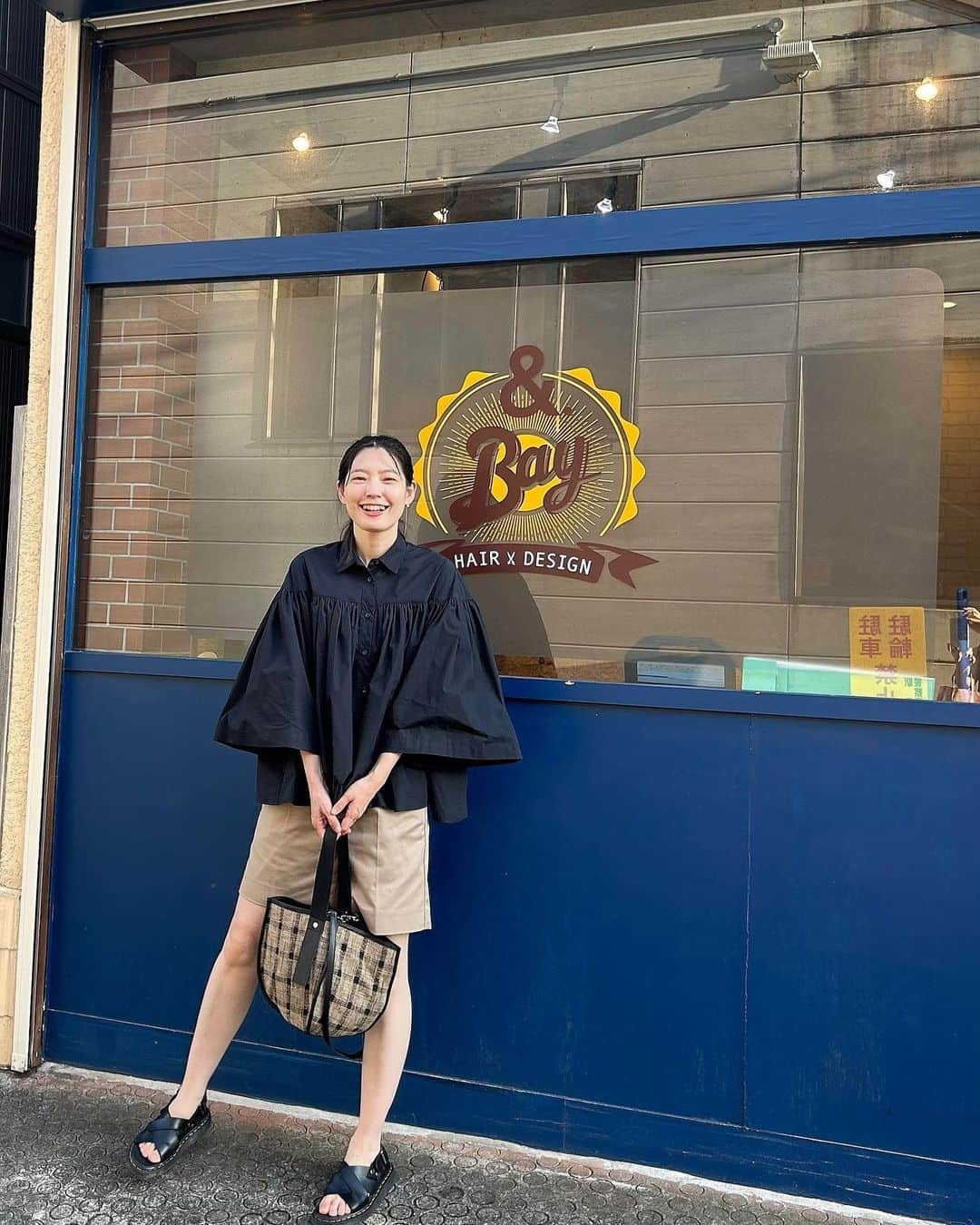 森貴美子のインスタグラム：「寒がりの私は9月になったらサンダルもショーパンも仕舞っていたはずなのに、まだどちらも履いてる。 今年は本当に暑い証拠だ☀️🌻🍉  シャツ　@sorin__official  パンツ　@shinzone_official  バッグ　@the_dilettante_official  サンダル　@drmartens_japan」