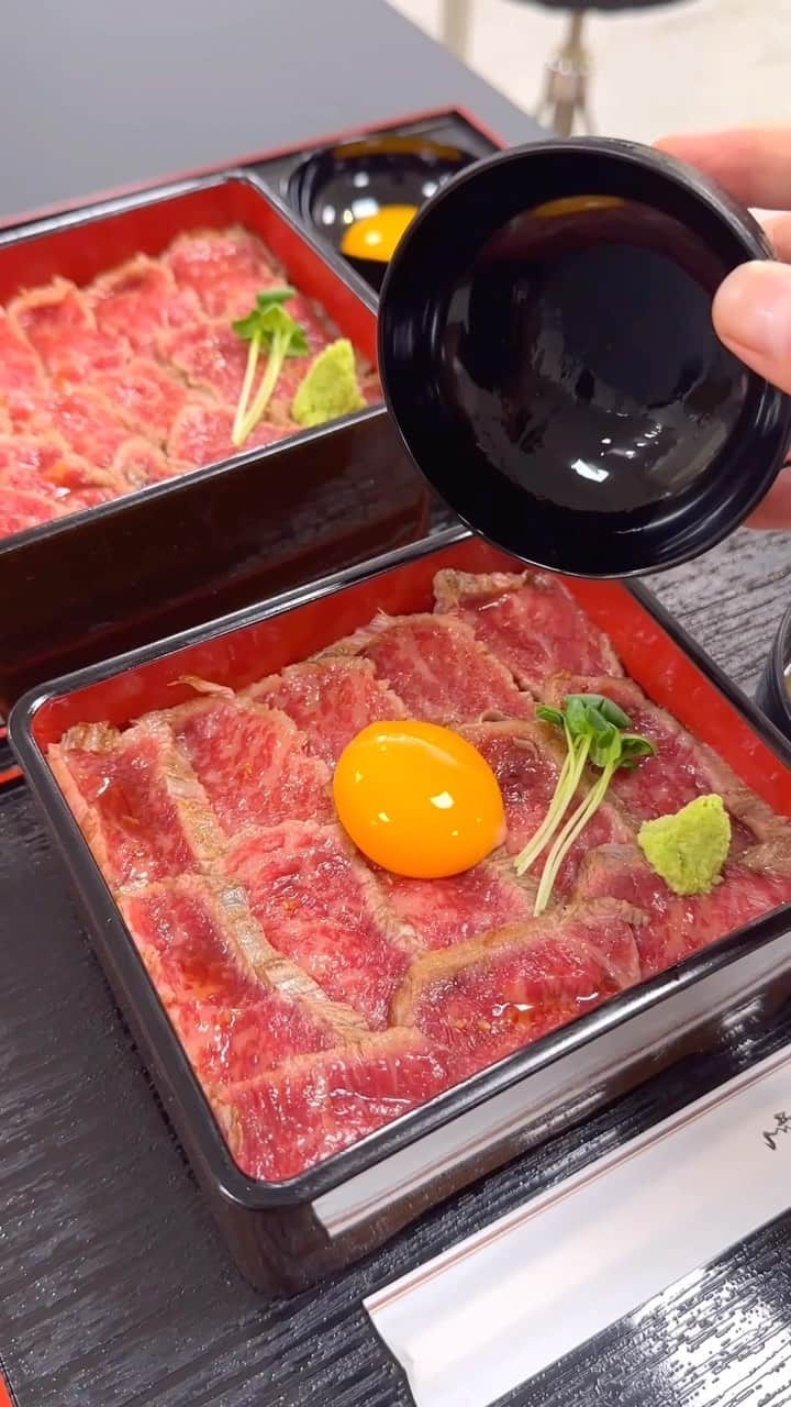 唯一無二の絶品グルメのインスタグラム：「【肉屋黒川】 @東京：新宿駅から徒歩5分  賞味期限15分の極上ステーキ重を食べられるお店。  ツヤツヤ輝くレア肉は口に入れた瞬間に溶けそうなくらいトロトロで、但馬牛を100%使用した贅沢お重！  香り高い山椒を入れることも可能で、9/26まで新宿高島屋11Fで食べられます🥩  同じ催事で食べられる「山太郎」のおにぎりや「雅咲亭」のウナギを丸ごと乗せたどんぶりもオススメ！  山太郎は日本一行列ができる人気店「ぼんご」で修行した店主が出したお店で肉そぼろ卵黄やすじこのおにぎりが特に絶品  雅咲亭は鹿児島県産のウナギをパリッと香ばしく焼き上げており、出汁を染み込ませた厚焼き卵と一緒に食べると格別！  金額は下記の通り  ・肉屋黒川のステーキ重2500円 ・山太郎のおにぎり3個セット1500円 ※1750円のセットもあり ・特選うな玉丼3980円  各店舗とも9/26まで新宿高島屋11Fで食べられます！  他にも数十店舗お店が出店されているので気になった方はぜひ！！  ⏰10:30〜19:30 📍東京都渋谷区千駄ケ谷5丁目24-2 新宿高島屋屋11F   #新宿グルメ #新宿ランチ #新宿ディナー」
