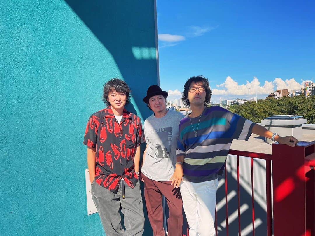 のインスタグラム：「TRICERATOPS 「RETURN OF THE GREAT SKELETON 2023」  リハーサル終了！完全に整った！最高のライブにします。みんな楽しむ準備は出来てる？  初日、9/16横浜ベイホールからスタートです。  今いろんな事やっているんだけど、ほんとに思うのは、ファンのみんなが、俺らの1番の仲間って事。  ほんとに思ってる。  会場は俺らの約束の場所。  思いっきり遊ぼうよ。  頼んだよ。  #トライセラトップス #returnofthegreatskeleton2023」