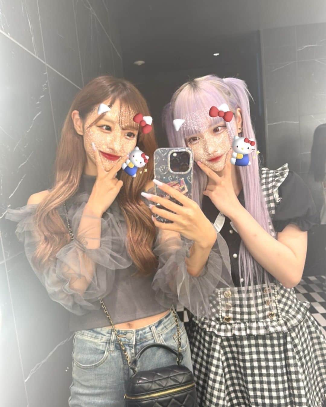 渡辺葉月のインスタグラム：「- ̗̀🤝🏻 ̖́-  久々一緒に写真撮ったよ🤳♡  安定に見た目違いすぎて、 鏡うつった時おもろい。笑  一緒にいたら永遠に話してられるし 爆笑できる❕❕さいきょう❕❕」