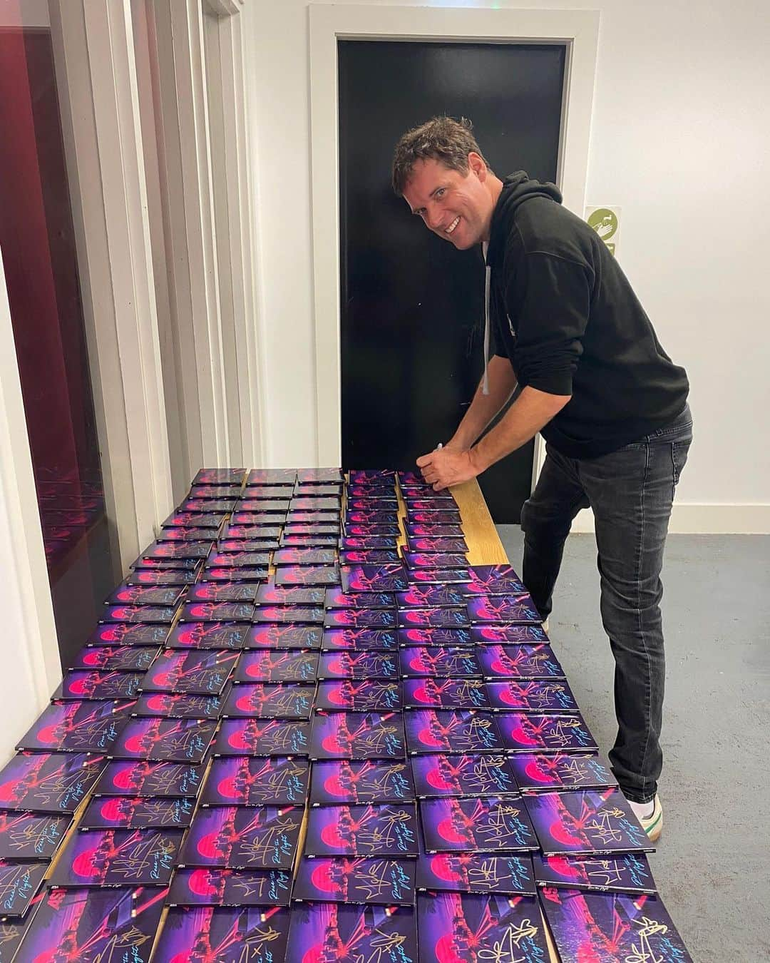 アッシュさんのインスタグラム写真 - (アッシュInstagram)「Signing CD’s for the store today!! Only 2 days to go 💿」9月13日 21時51分 - ash_1977