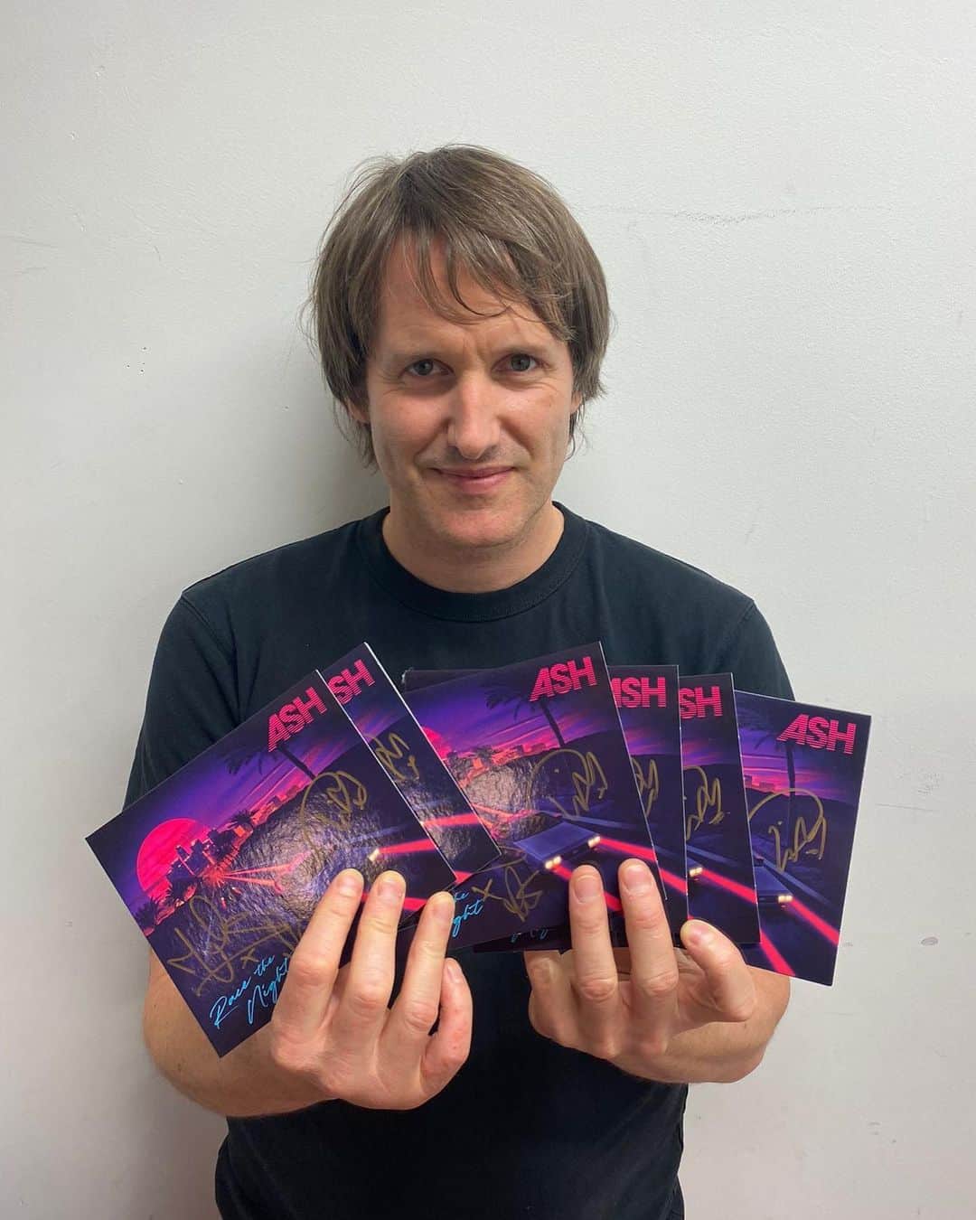 アッシュのインスタグラム：「Signing CD’s for the store today!! Only 2 days to go 💿」