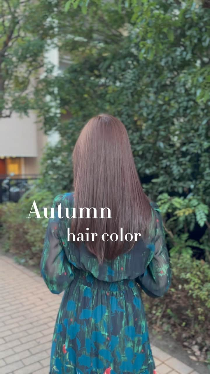 Chihiroのインスタグラム：「秋の艶感ヘアカラー🍂  今回のhair colorは ・chocolat 90% ・violet 10% Tone：10.5  バイオレットを入れることにより、ちょっぴり艶が出ます♡ 私のパーソナルカラーは 1st イエベ秋　2nd イエベ春  美容室：　@whyte.hair  担当：  @whyte_shiori   是非試してみてください♡  ———————————————————————— 【イメージコンサルティングサロン　Ciccy】  パーソナルカラー診断が気になる方はこちら ▶︎ @ciccy_shibaura   ♦︎場所：東京都港区芝浦  ♦︎メニュー ✈︎Economy class✈︎ ・パーソナルカラー診断 ・骨格診断  Ciccy診断士枠: ¥22,500- 代表栂野枠：¥32,000- ※ペア診断可能  ✈︎Business class✈︎ ・パーソナルカラー診断 ・骨格診断 ・顔タイプ診断  Ciccy診断士枠: ¥32,500- 代表栂野枠：¥44,000 ※ペア診断可能  ✈︎First class✈︎ ・パーソナルカラー診断 ・骨格診断 ・顔タイプ診断 ・メイクレッスン  代表栂野枠：¥67,000  ✈︎Royal First class✈︎ ・パーソナルカラー診断 ・骨格診断 ・顔タイプ診断 ・メイクレッスン ・ショッピング同行 ・専用診断レポート ・アフターフォローzoom 代表栂野枠：99,500-  詳細はInstagramプロフィール下のURLよりご確認ください。  〜〜〜〜〜〜〜〜〜〜〜〜〜〜〜 【イメージコンサルタント養成講座】  GIA芝浦校の養成講座は10月まで満席です。 現在2023年11月スタートより募集を開始いたしました♡ 詳しくはHPをご覧ください。  〜〜〜〜〜〜〜〜〜〜〜〜〜〜〜  #秋色ヘアカラー  #ヘアカラー  #イエベ秋ヘアカラー #イエベ秋 #パーソナルカラー #パーソナルカラー診断 #イメージコンサルタント東京  #パーソナルカラー診断東京 #イメージコンサルタント養成講座」