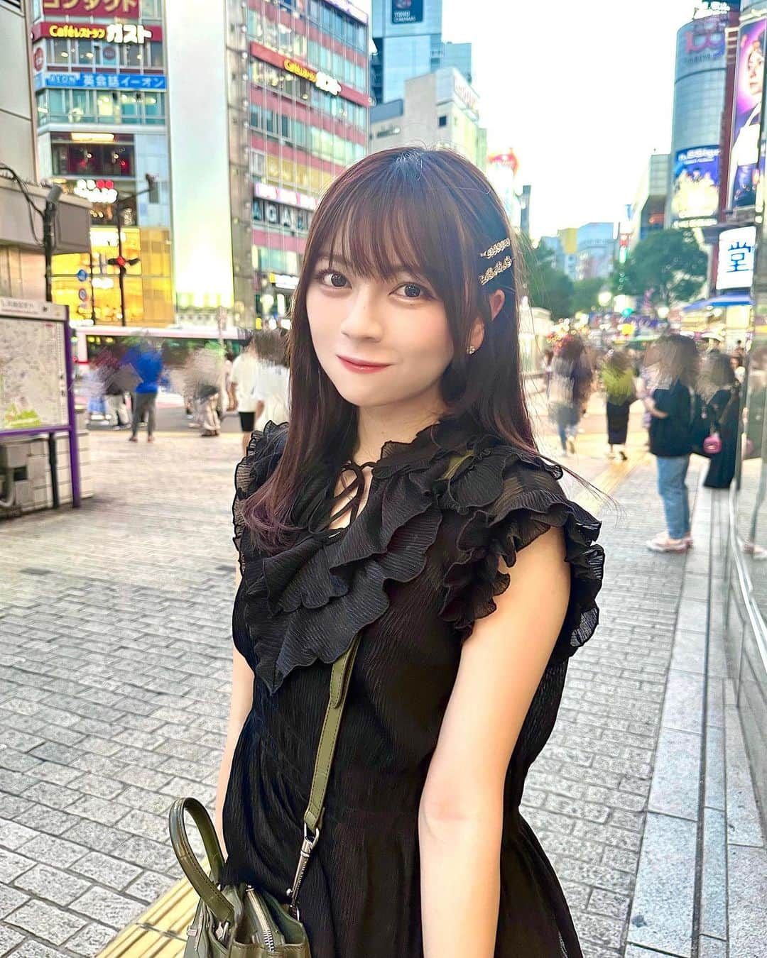 廣川奈々聖のインスタグラム：「渋谷〜🐱💭🎀 ⁡ ⁡ 少し前にストレートパーマかけてもらったから 毎日ヘアセットがしやすいし ストレートヘアにしたくなるーー！( ᴗ ̫ ᴗ )”♡  @yoship1013  ⁡ ⁡ ⁡ #ストレートヘア #ヘアピンアレンジ #私服 #ななせのふく #todaysme #ootd #shibuya #japanesegirl」