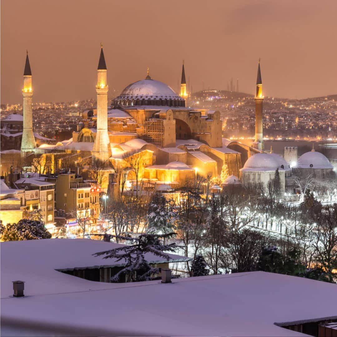 タイ航空さんのインスタグラム写真 - (タイ航空Instagram)「Dreaming of a winter escape? ❄️ Fly to Istanbul, Türkiye, and experience the magic of this enchanting city! 🇹🇷✨ Discover the beauty of the snowy Hagia Sophia, cozy up with Turkish tea in charming cafes, explore historic sites without the crowds, and don't forget to plan a side trip to Göreme for hot air balloon adventures in Cappadocia. Your winter adventure awaits – book your escape now through the link in our bio or click thaiairways.com   #thaiairways #smoothassilk #IstanbulWinter #travelgoals #tg900 #tg901 #december #istanbul #turkiye #experience #magicaljourney」9月13日 21時52分 - thaiairways