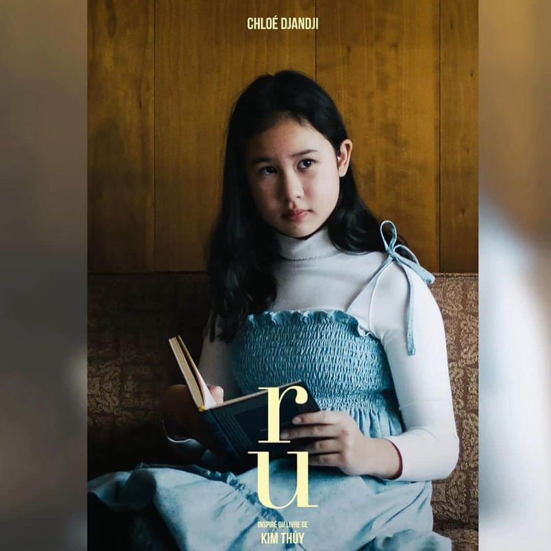 カリーヌ・ヴァナッスさんのインスタグラム写真 - (カリーヌ・ヴァナッスInstagram)「Le film RU, inspiré du livre de @kimthuylythanh, en première mondiale ce soir au @tiff_net.  Je fais ce métier entre autres pour avoir la chance de côtoyer et de collaborer avec des humains et créateurs comme eux…  @chloedjandji @chantalthuy @jean.bui #PatriceRobitaille @malicorbeilgauvreau  Credit 📸 : @drowster   Bravo Kim pour tous ces mots plus grands que nous tous, mais à ta hauteur à toi et de celle de tous ceux qui les ont vécus.  En salle le vendredi 24 novembre. 🎞️  • Réal : Charles-Olivier Michaud • Scénario : Jacques Davidts • Production : @amalga.prod @andredupuy」9月13日 21時52分 - karinevanasse