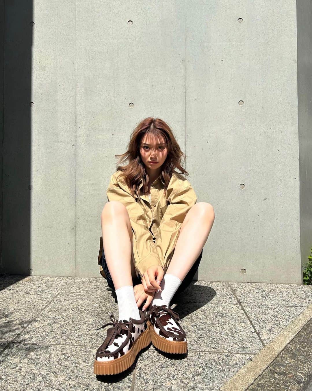のインスタグラム：「ーーーーーーーーーーーーーーー Hi  秋、たのしみ。まだかな。  #nu_nootd #fallfashion #clarks #クラークス #Torhill」